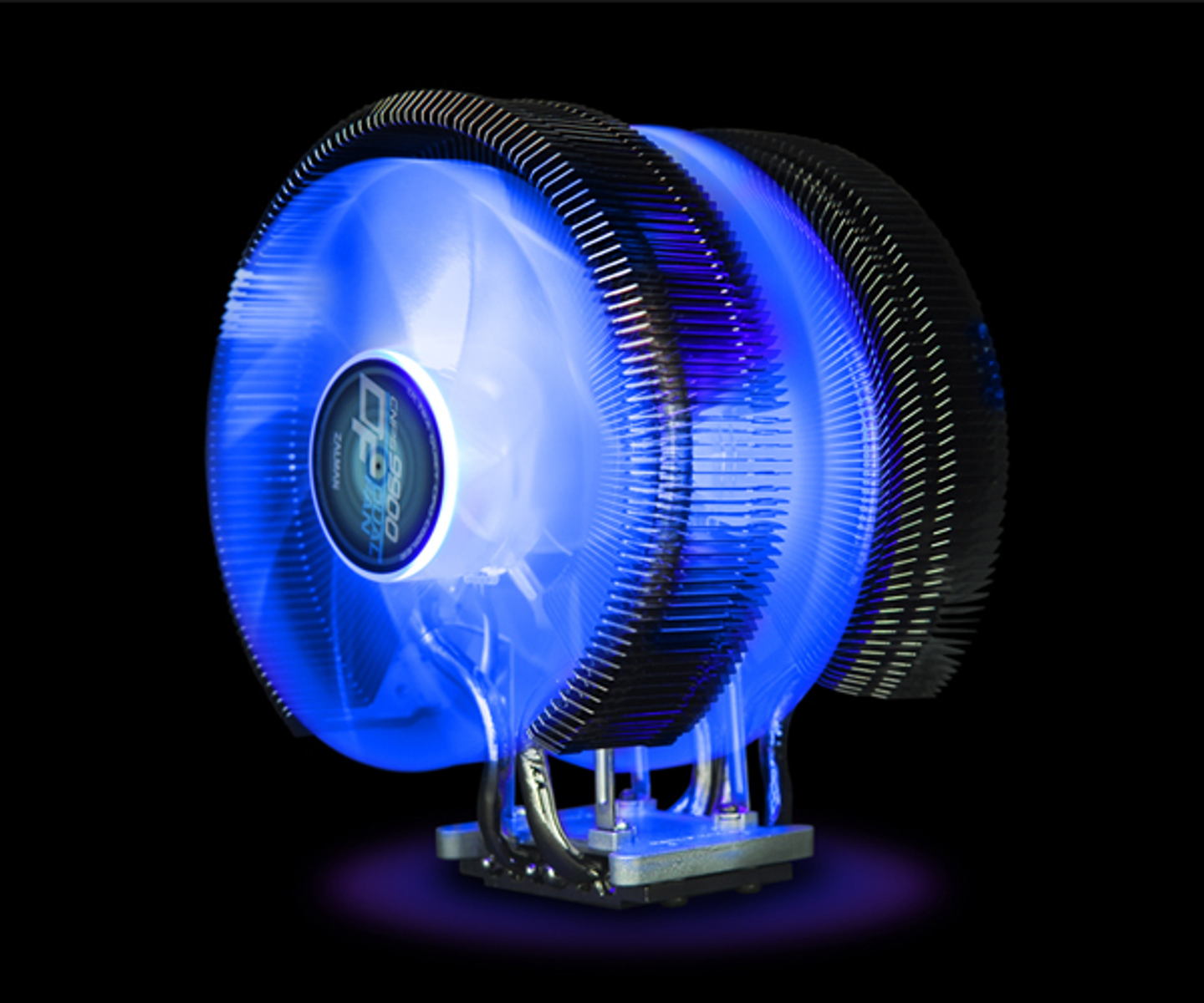Ventola del computer con illuminazione LED blu e alette di raffreddamento.