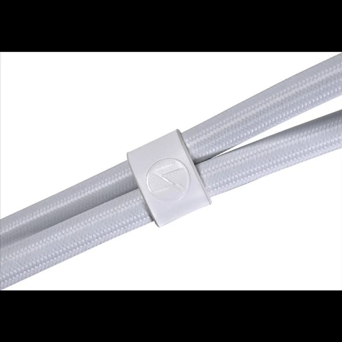 Dos cables trenzados blancos sujetos por una pinza blanca con un logotipo.