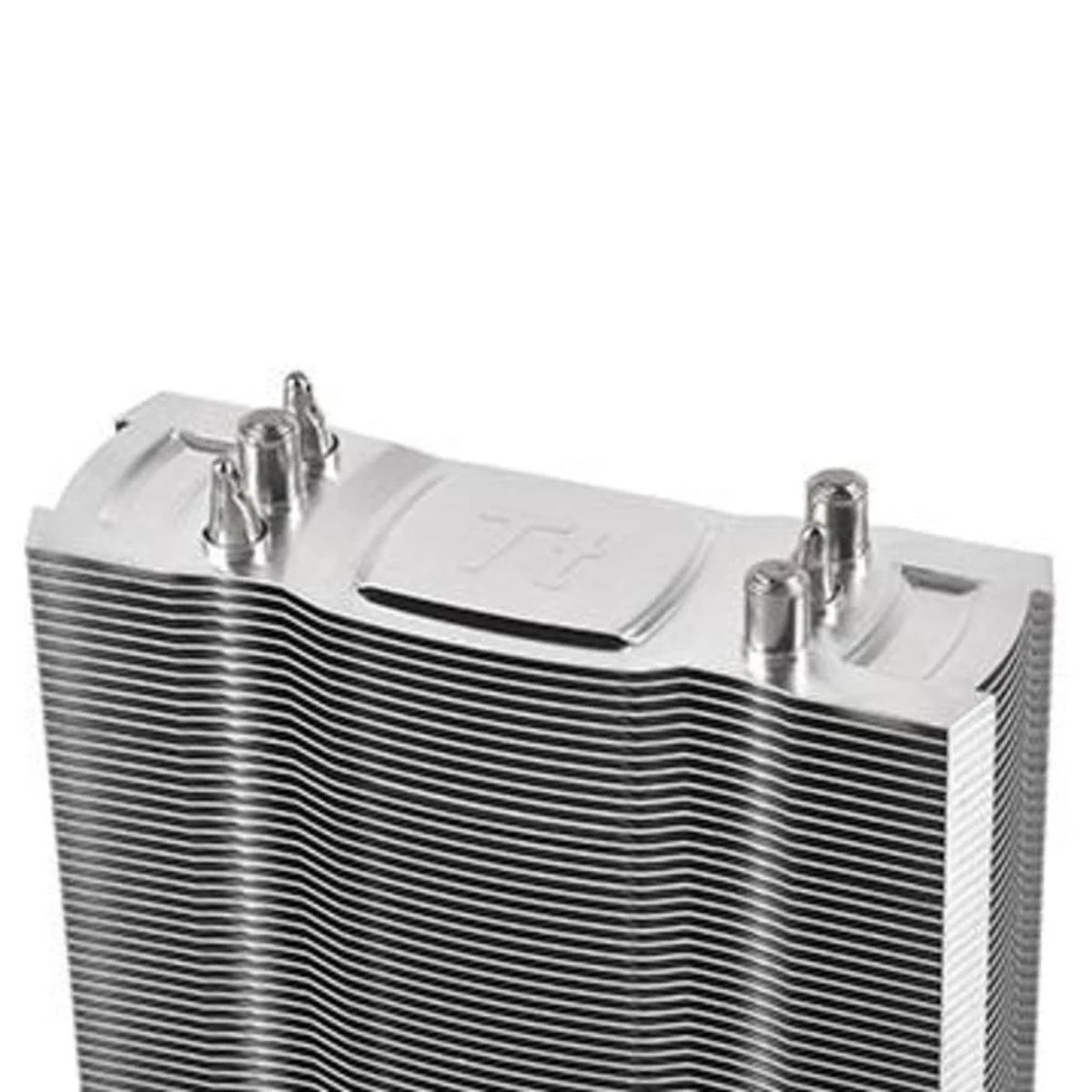Gümüş metal CPU soğutucu kanatçıklarının ve üç yükseltilmiş gümüş bağlantı noktasının yakın çekimi.
