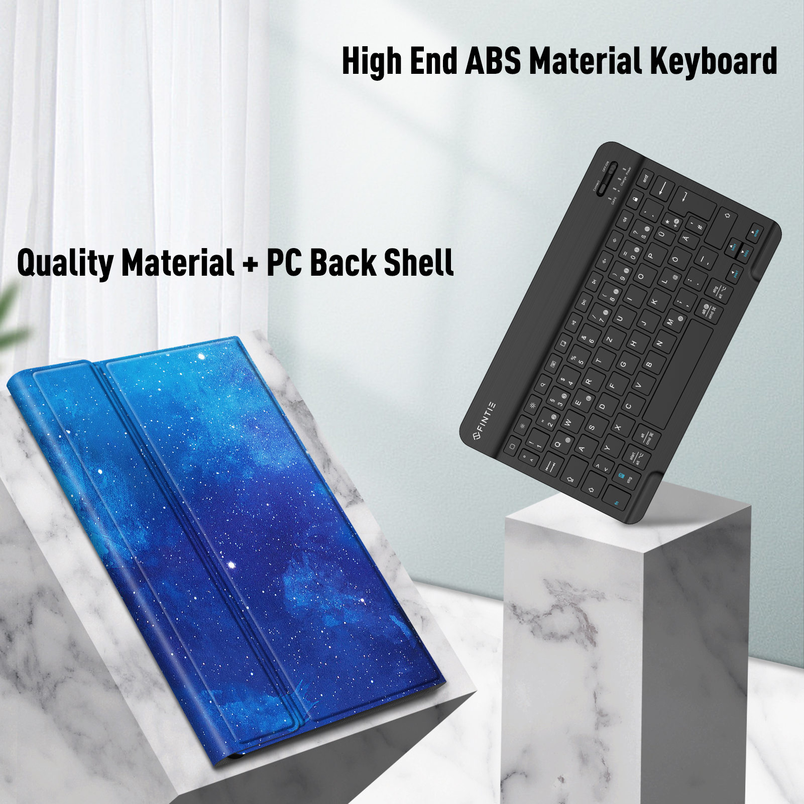 Eine Tablet-Hülle und Tastatur auf einer Marmoroberfläche, mit Sternenhimmel-Design.