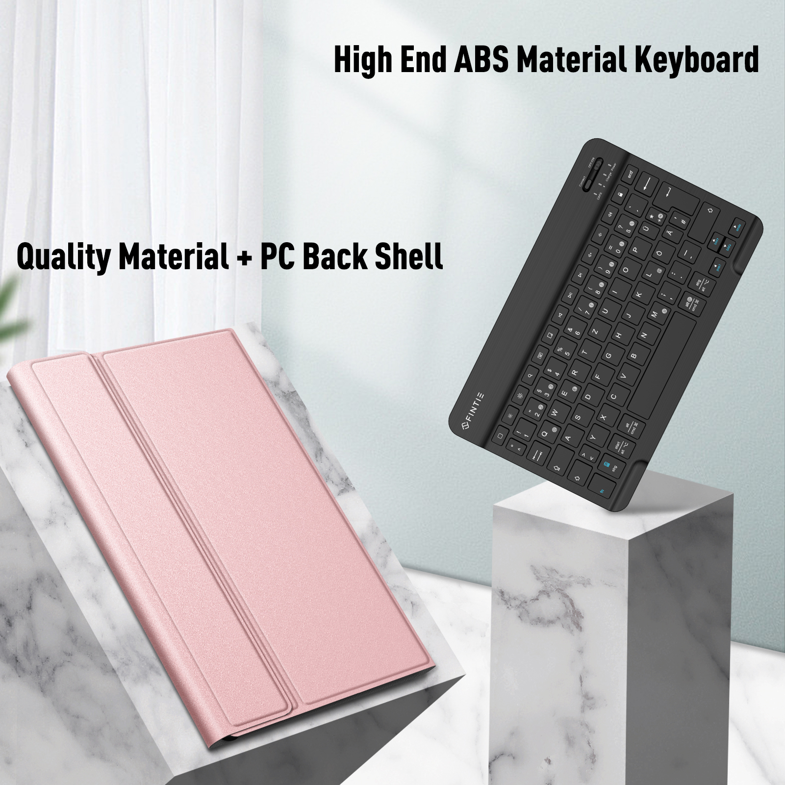 Eine Tablet-Hülle und Tastatur auf einer Marmoroberfläche, mit rosa Design.