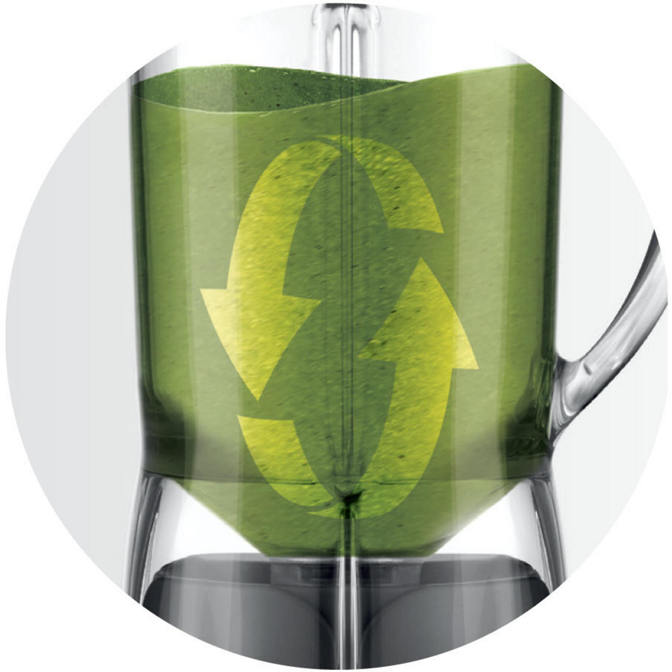 A blender with green liquid inside and a recycling symbol overlaid. Circular background with a light gradient.