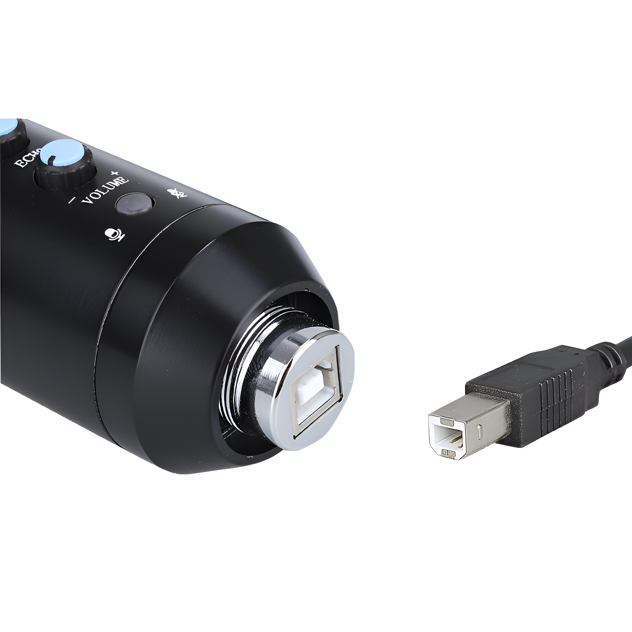 Schwarzes Mikrofon mit USB-Anschluss. USB-Kabel mit dem Mikrofon verbunden. Weißer Hintergrund.