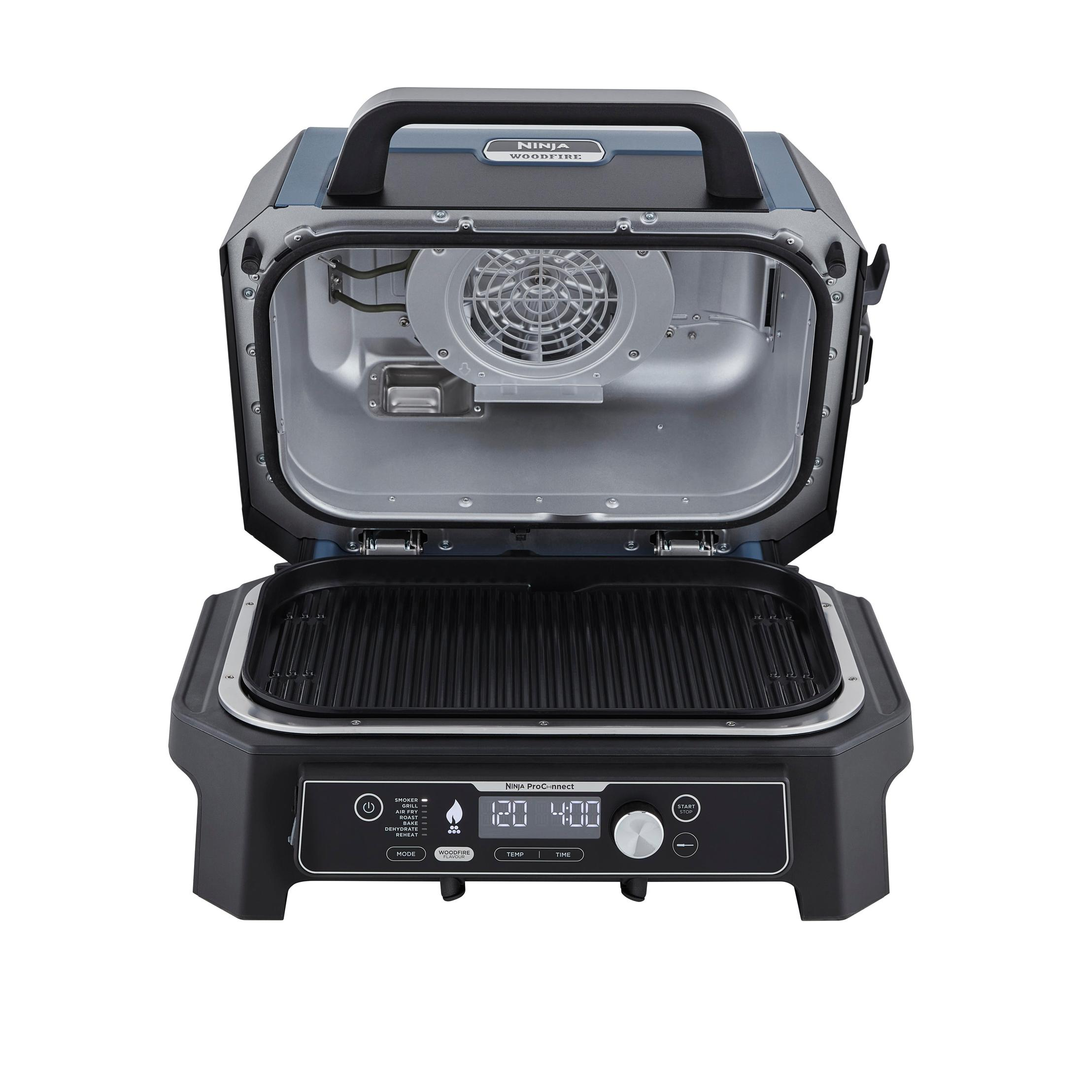 Een Ninja Foodi grill staat open en toont de grillroosters en de ventilator. Het bedieningspaneel bevindt zich onderaan.