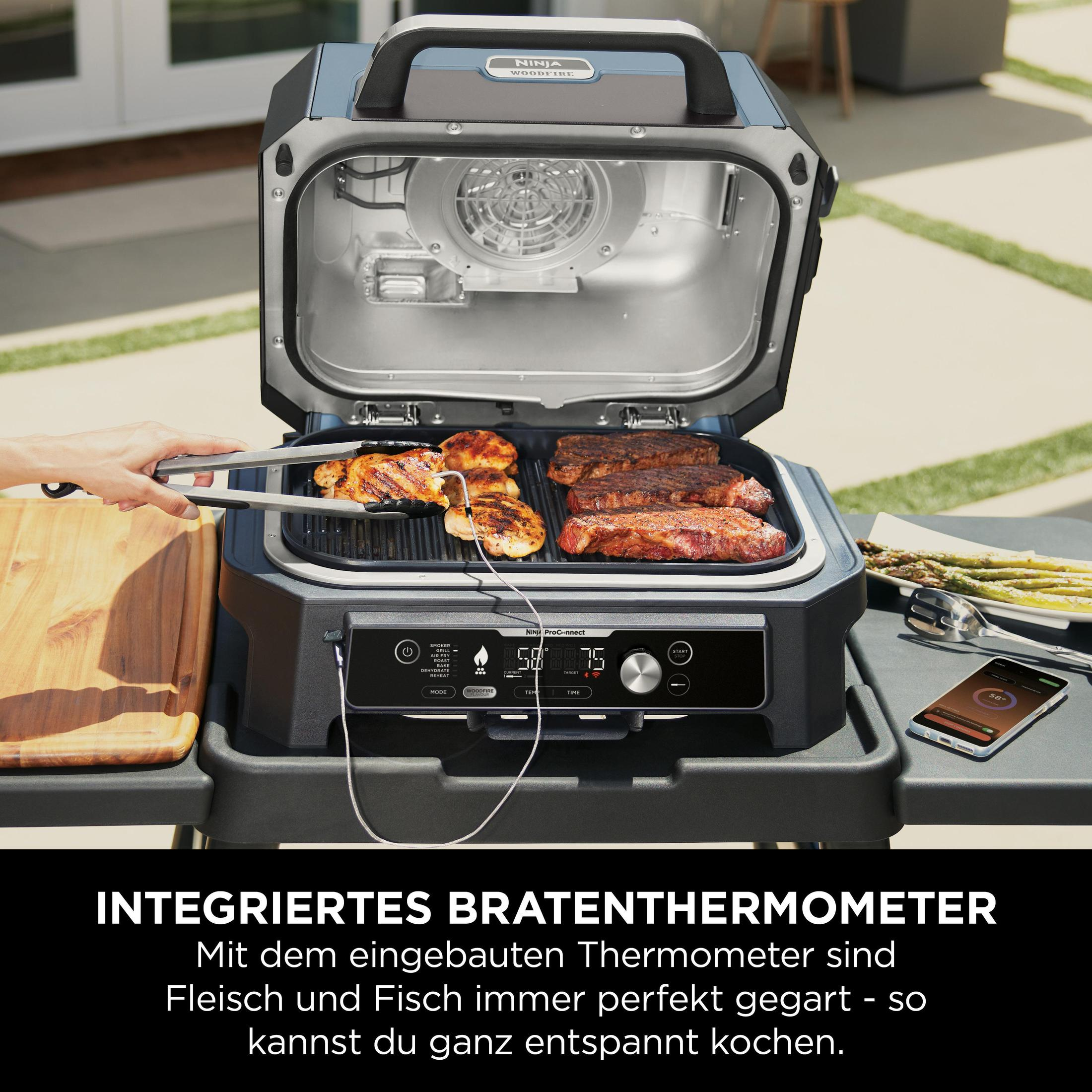 Grill met eten dat wordt gekookt. Een persoon gebruikt een tang. Tekst: Geïntegreerde vleesthermometer.