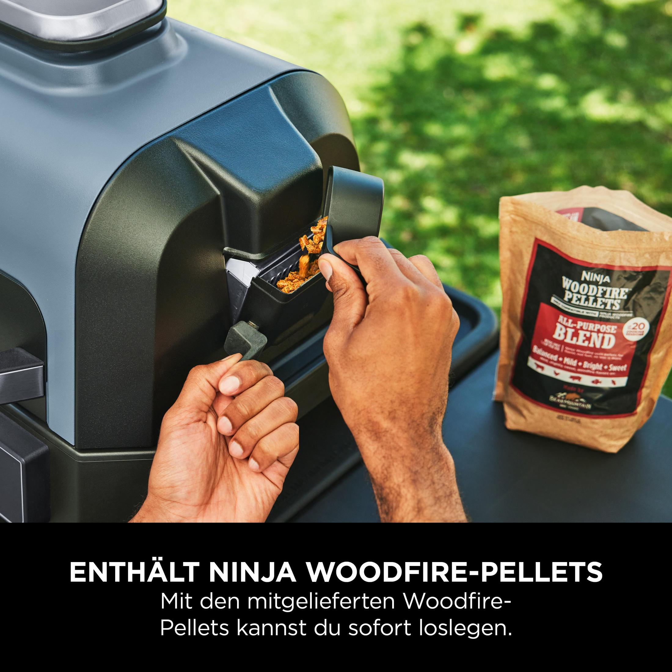 Persoon giet pellets in een grill met een zak pellets.