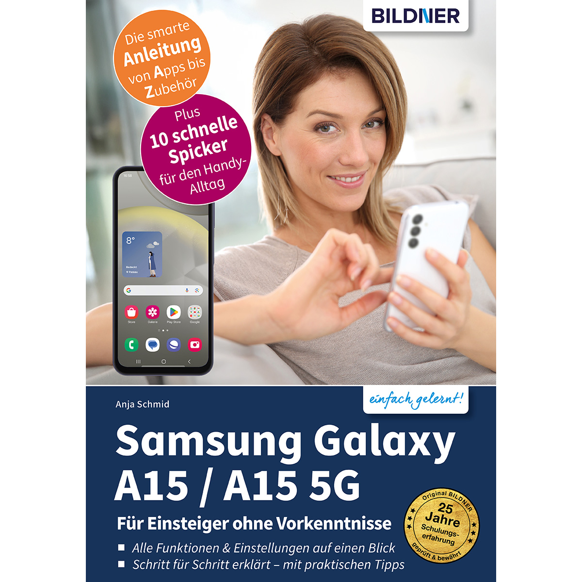 Frau hält ein weißes Smartphone, im Vordergrund ein Buch. Das Buch handelt von Samsung Galaxy A15.