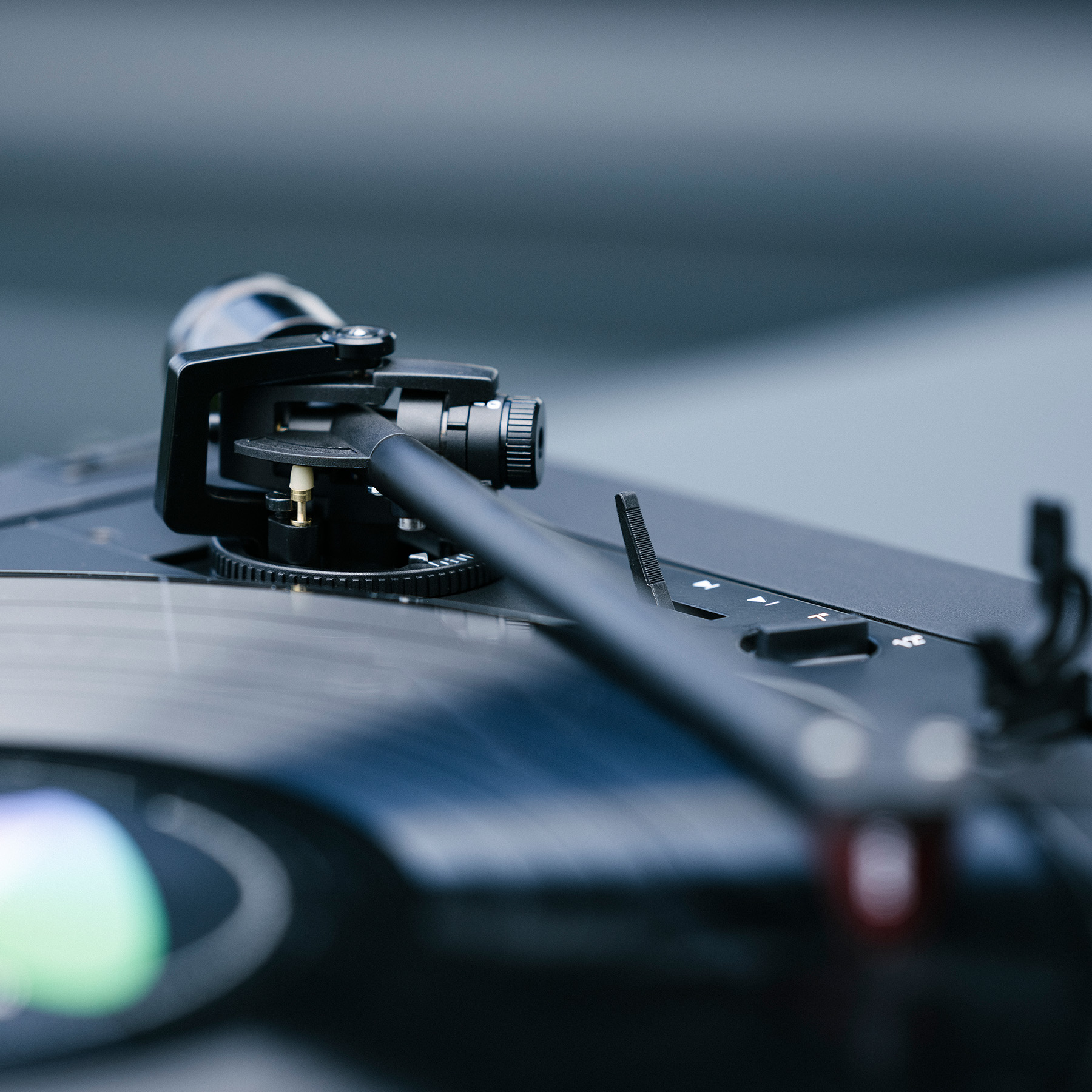 Zbliżenie gramofonu z igłą na płycie winylowej.