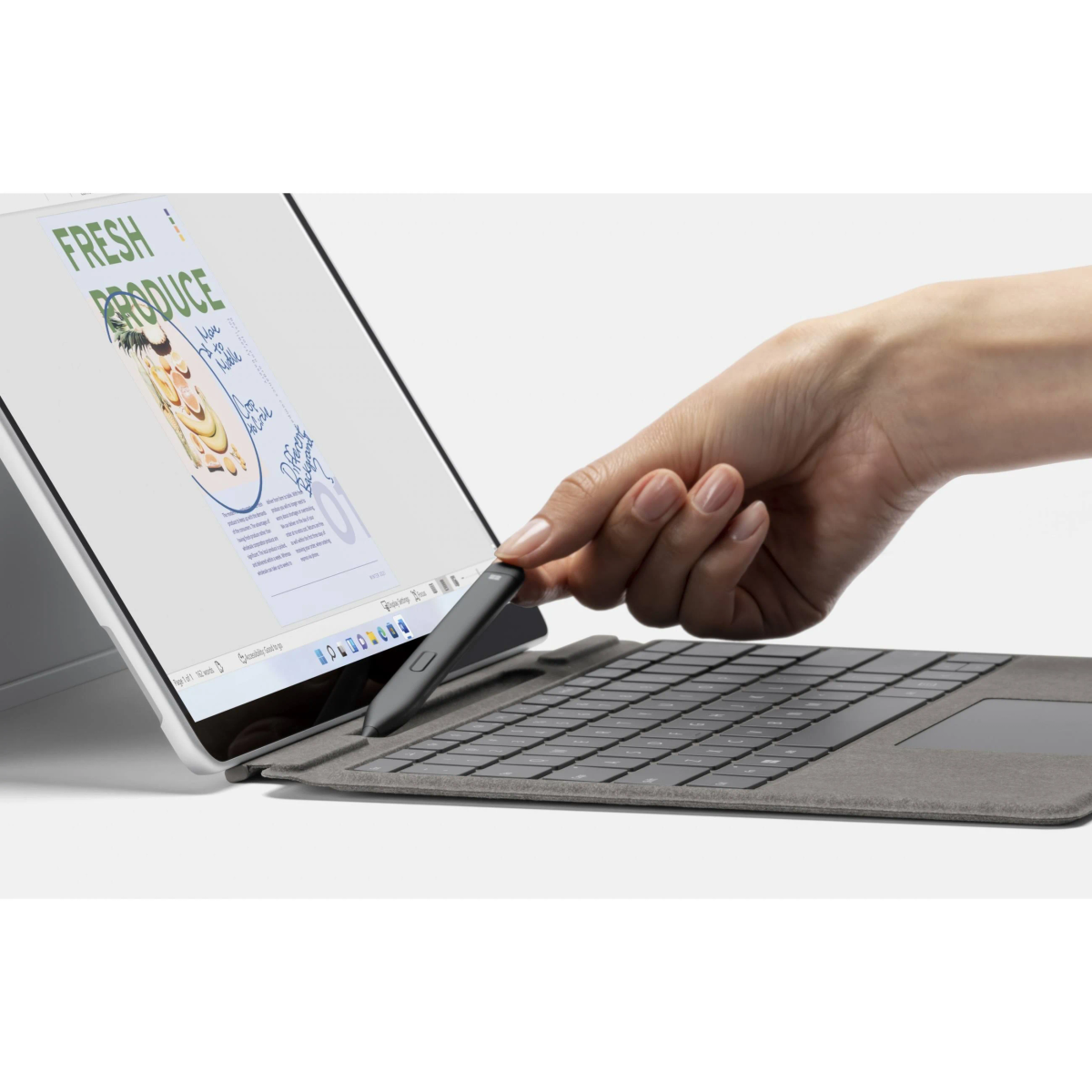 Eine Hand benutzt einen Stift auf einem Tablet. Der Bildschirm zeigt ein Dokument mit Illustrationen und Text.