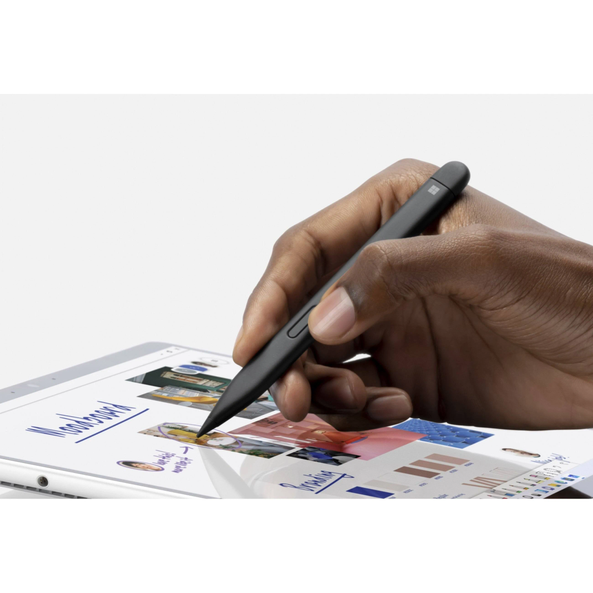 Eine Hand, die einen schwarzen Stift auf einem Tablet-Bildschirm mit Notizen verwendet.