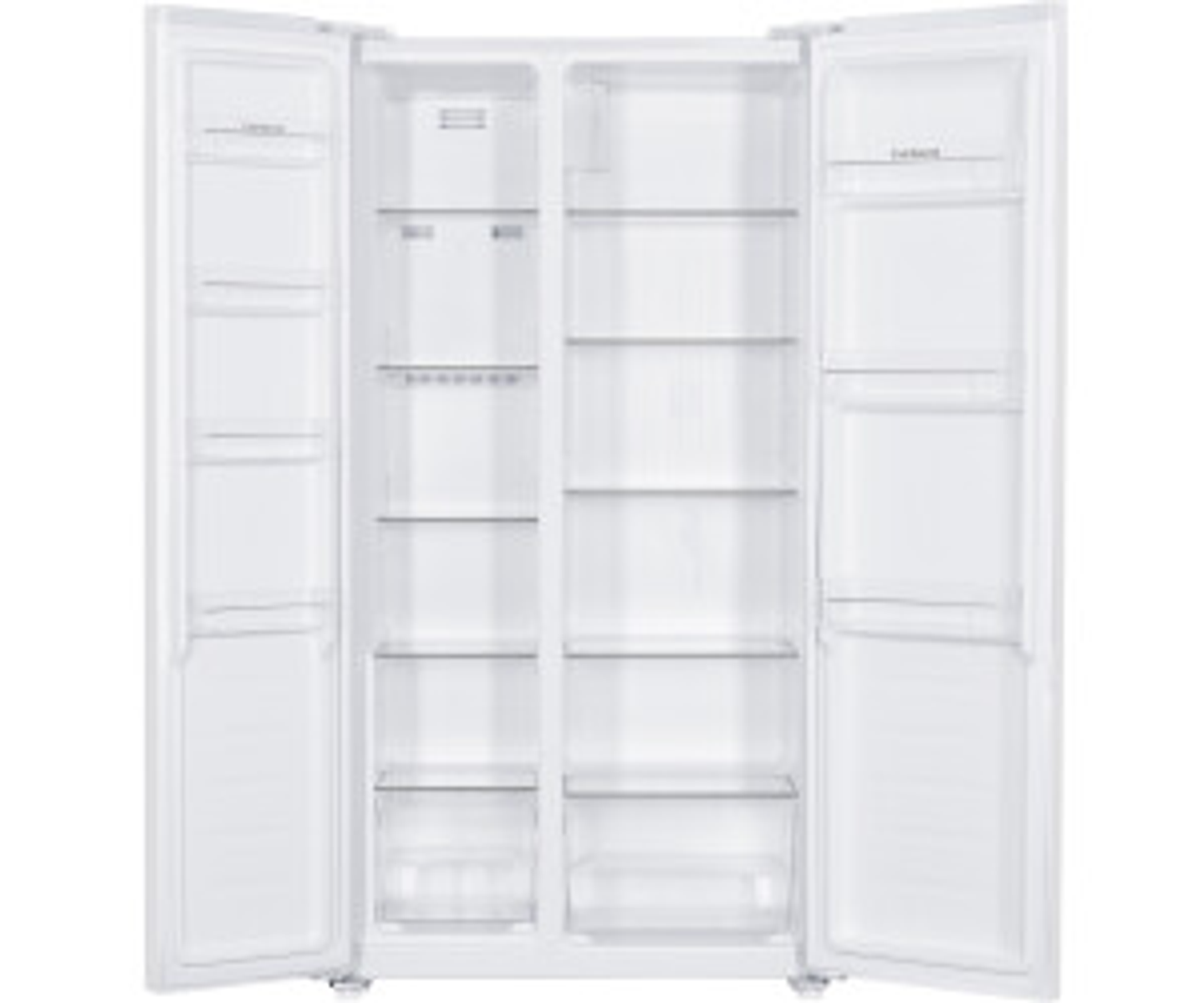 Biała lodówka side-by-side z otwartymi drzwiami, pokazująca półki i przegrody.