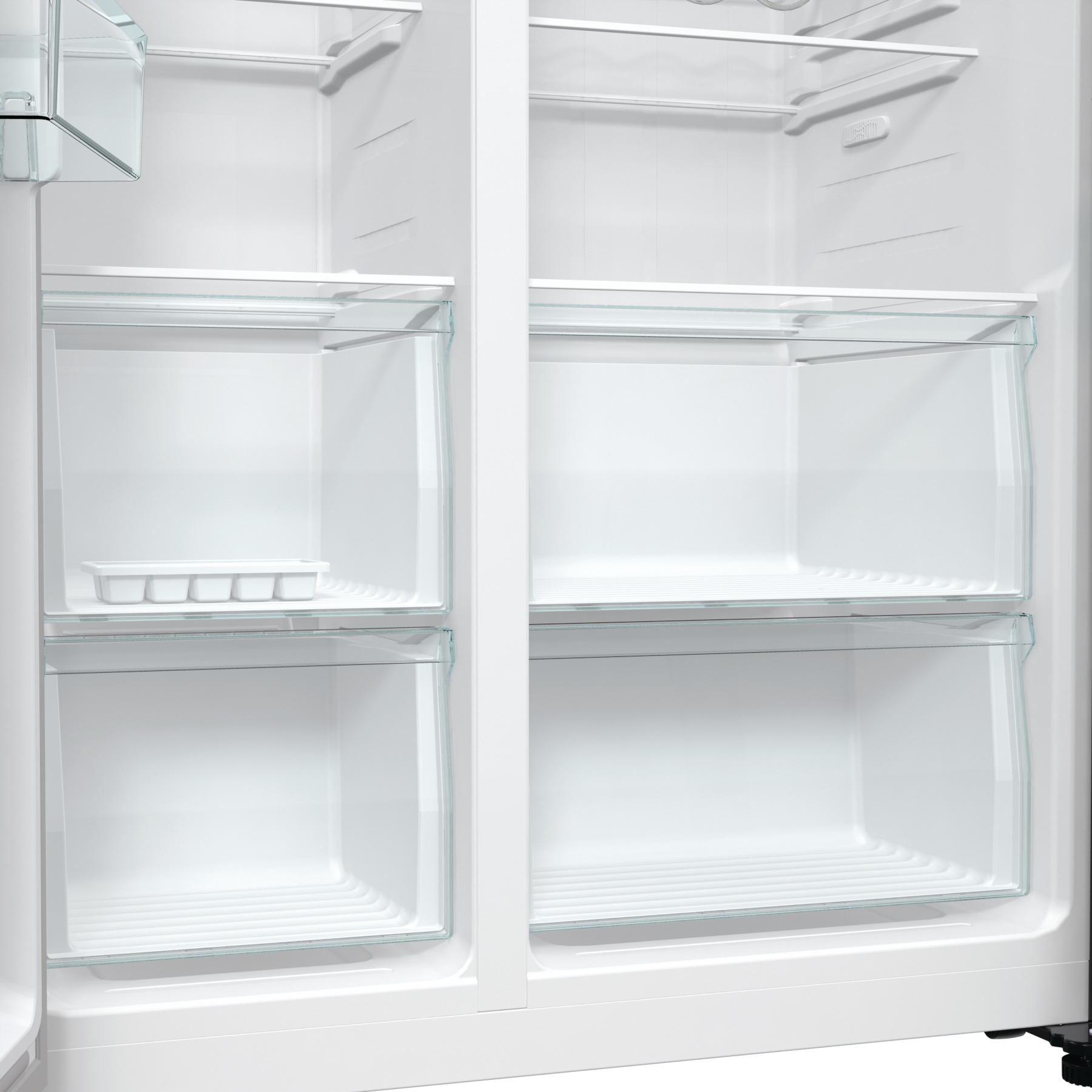 Un frigorifero bianco vuoto. Ci sono ripiani e cassetti in vetro all'interno del frigorifero.