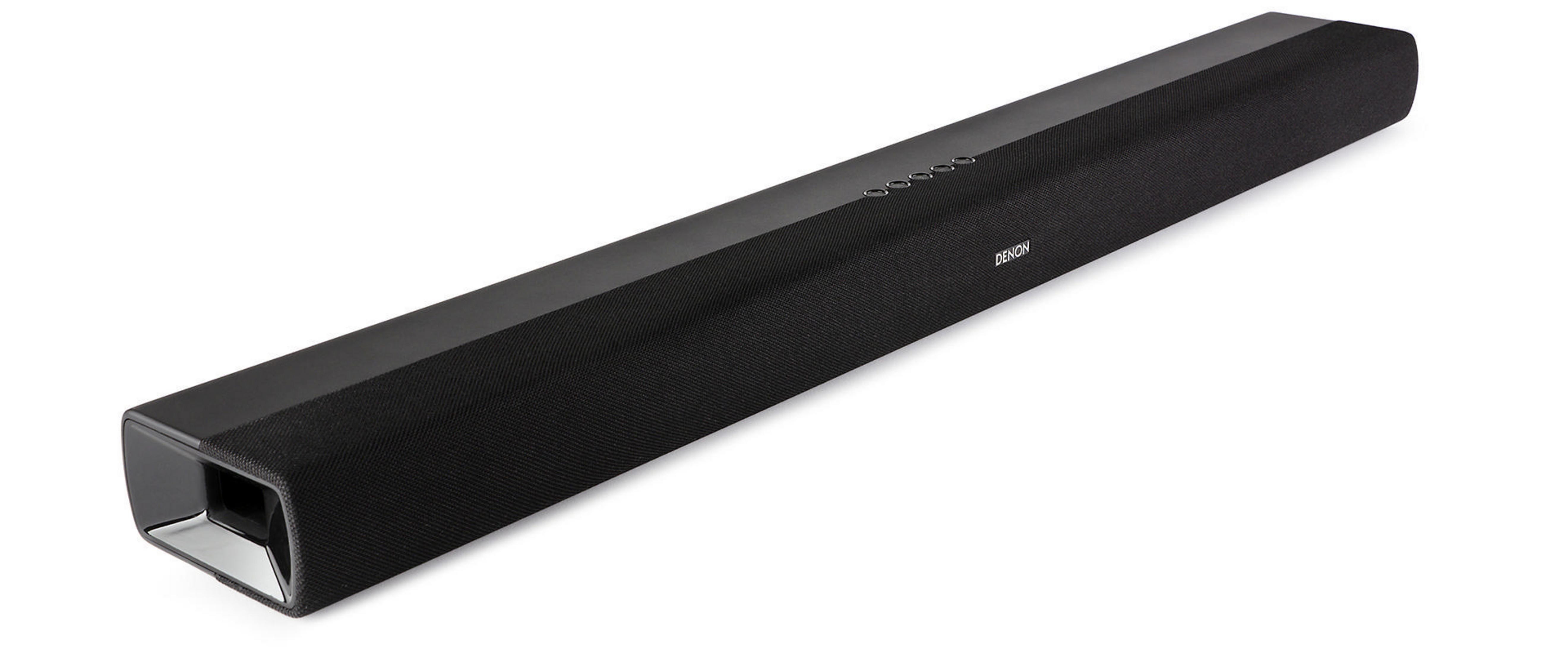 Eine lange, schwarze Soundbar mit silberner Umrandung an den Seiten, auf weißem Hintergrund.