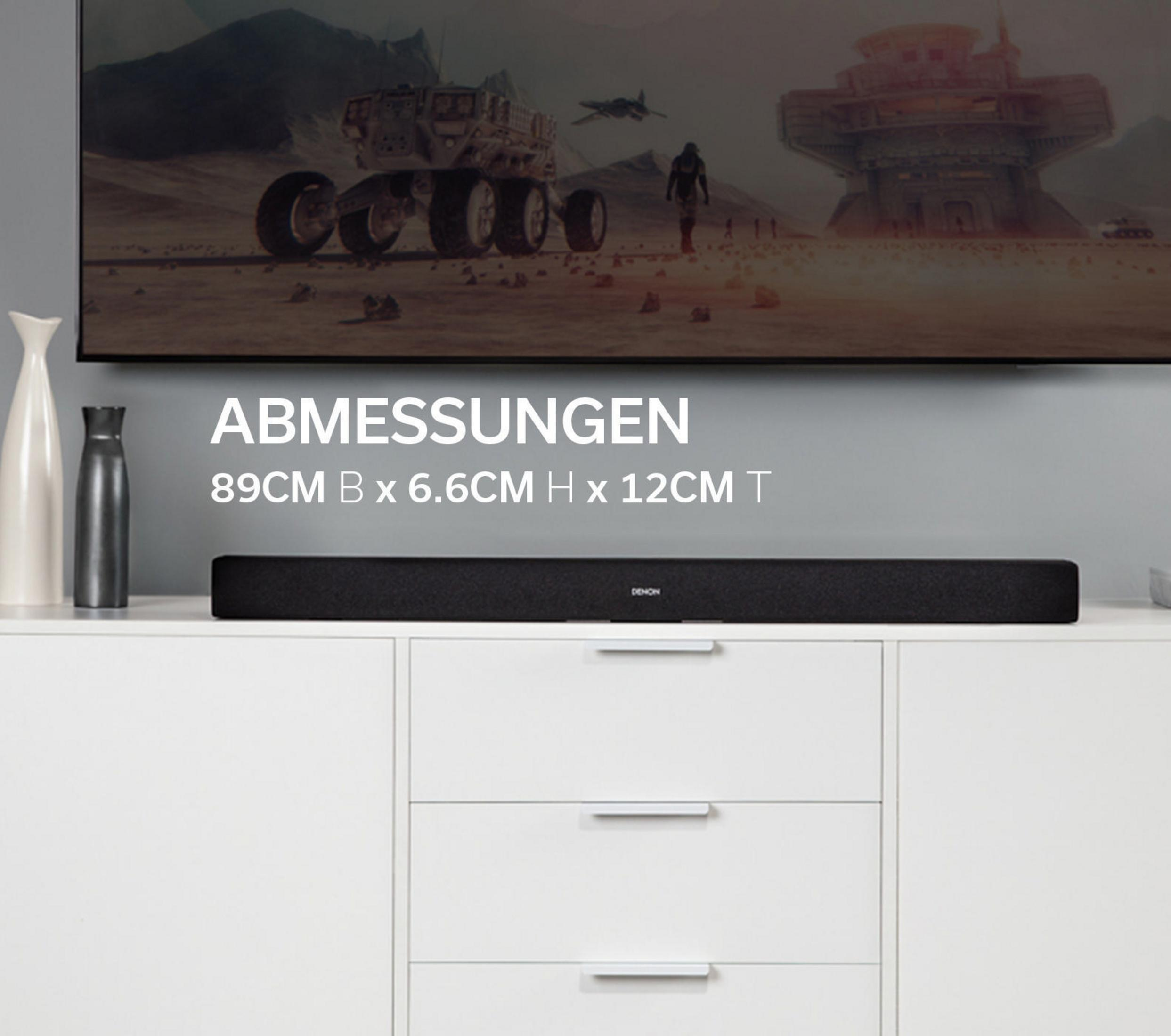 Schwarze Soundbar unter einem Fernseher. Weißer Schrank mit Schubladen. Maße: 89cm x 6,6cm x 12cm.