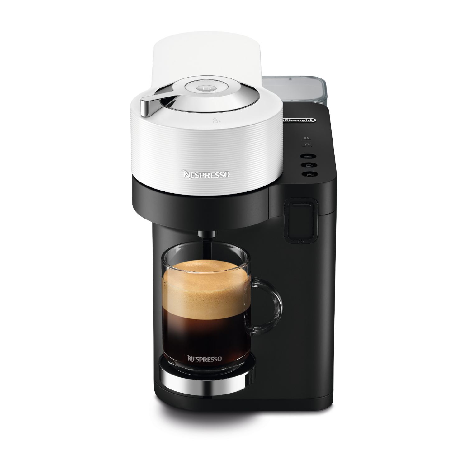 Weiß-schwarze Nespresso-Maschine mit Glas, das mit Kaffee gefüllt wird, weißer Hintergrund.