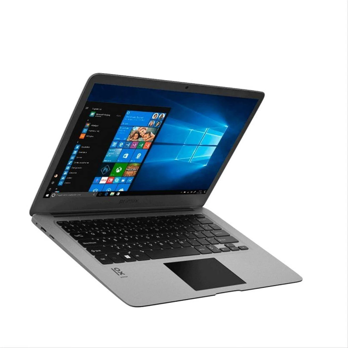 Grauer Laptop mit geöffnetem Bildschirm, Windows-Oberfläche sichtbar, weißer Hintergrund.