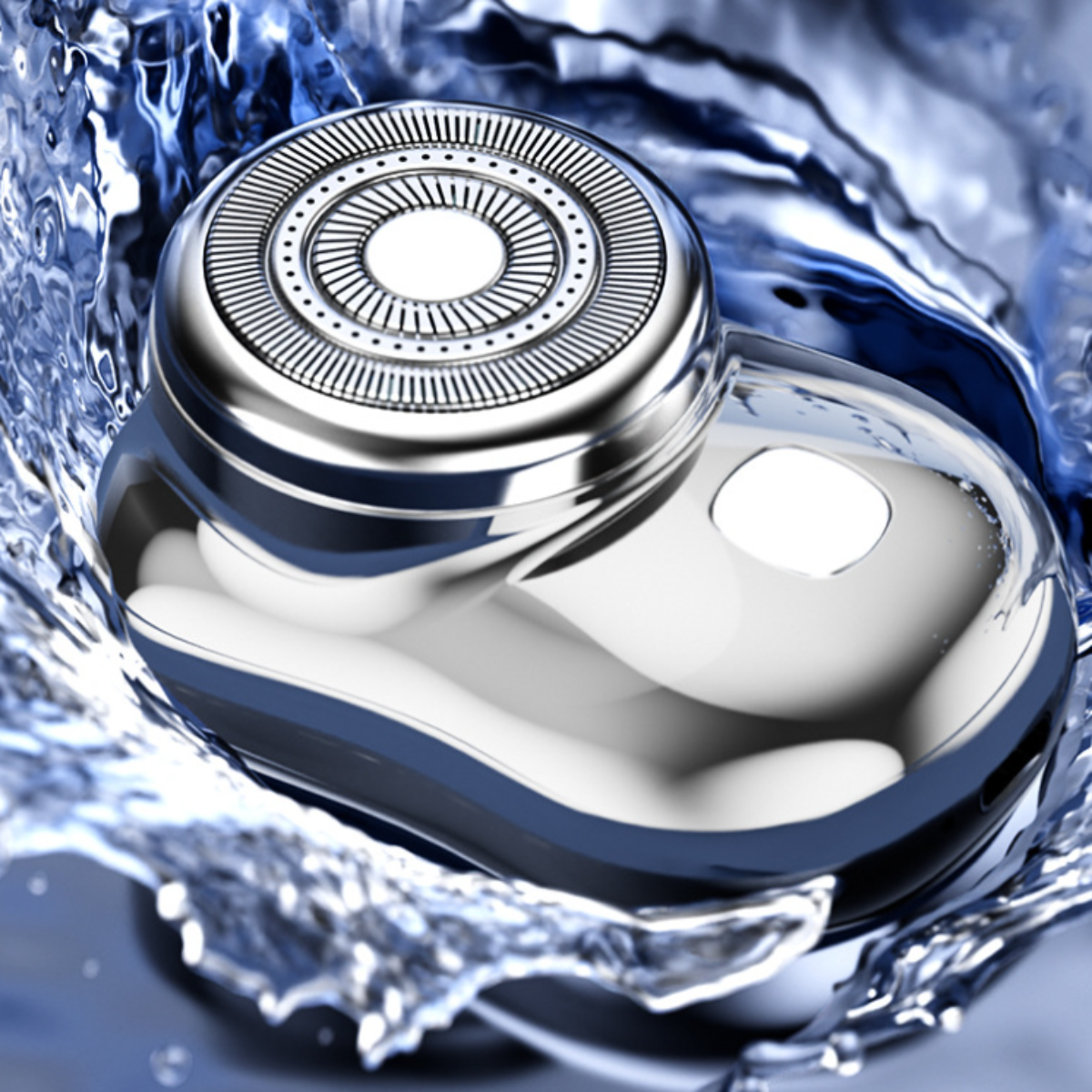 Ein silberner Elektrorasierer im Wasser, mit blauen Wasserspritzern.