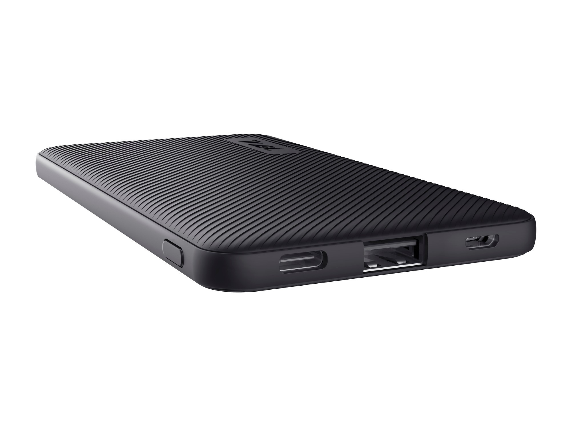 Zwarte, slanke powerbank met getextureerd oppervlak. USB-poorten zichtbaar.