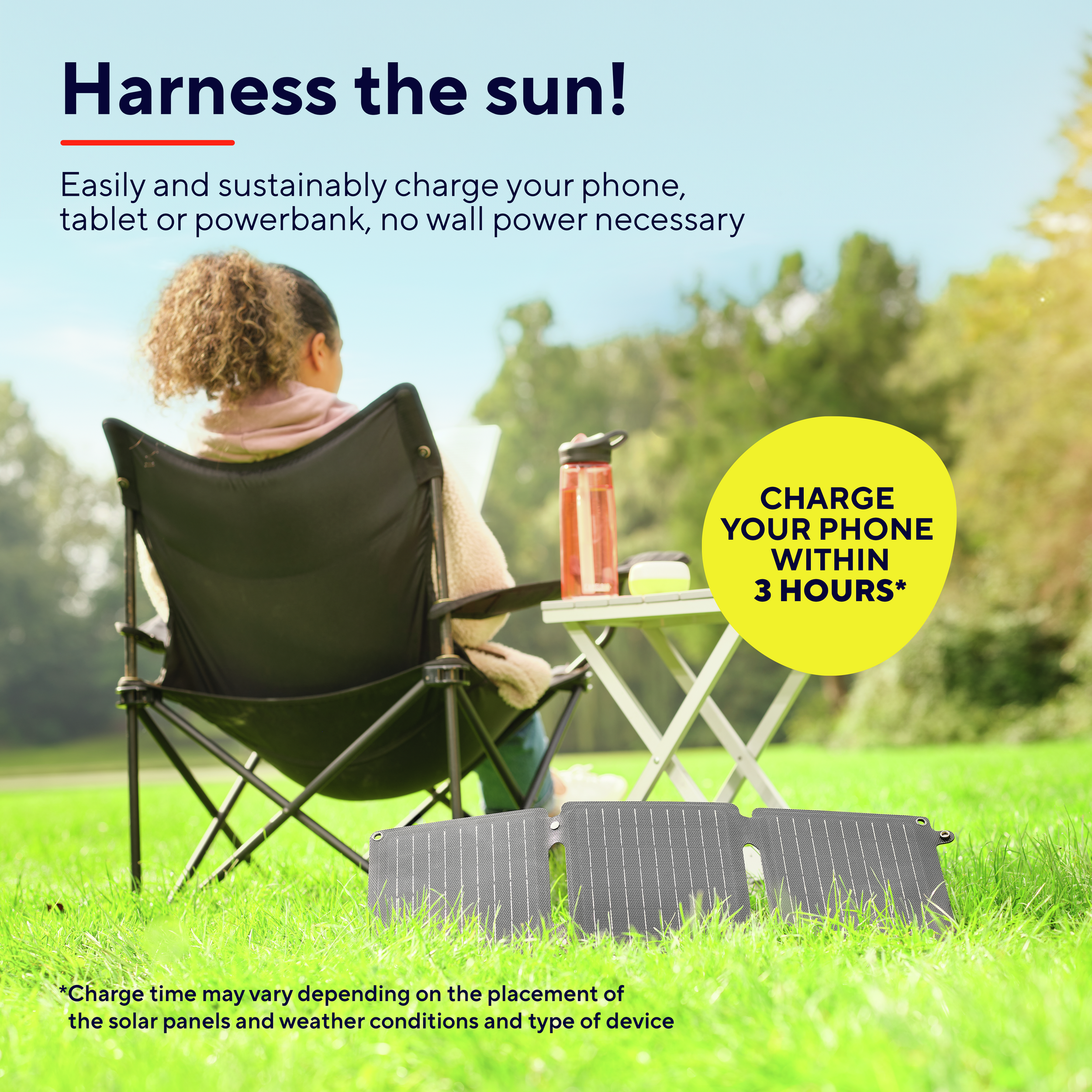 Kobieta na krześle składanym ładująca telefon panelem słonecznym na słonecznej łące.