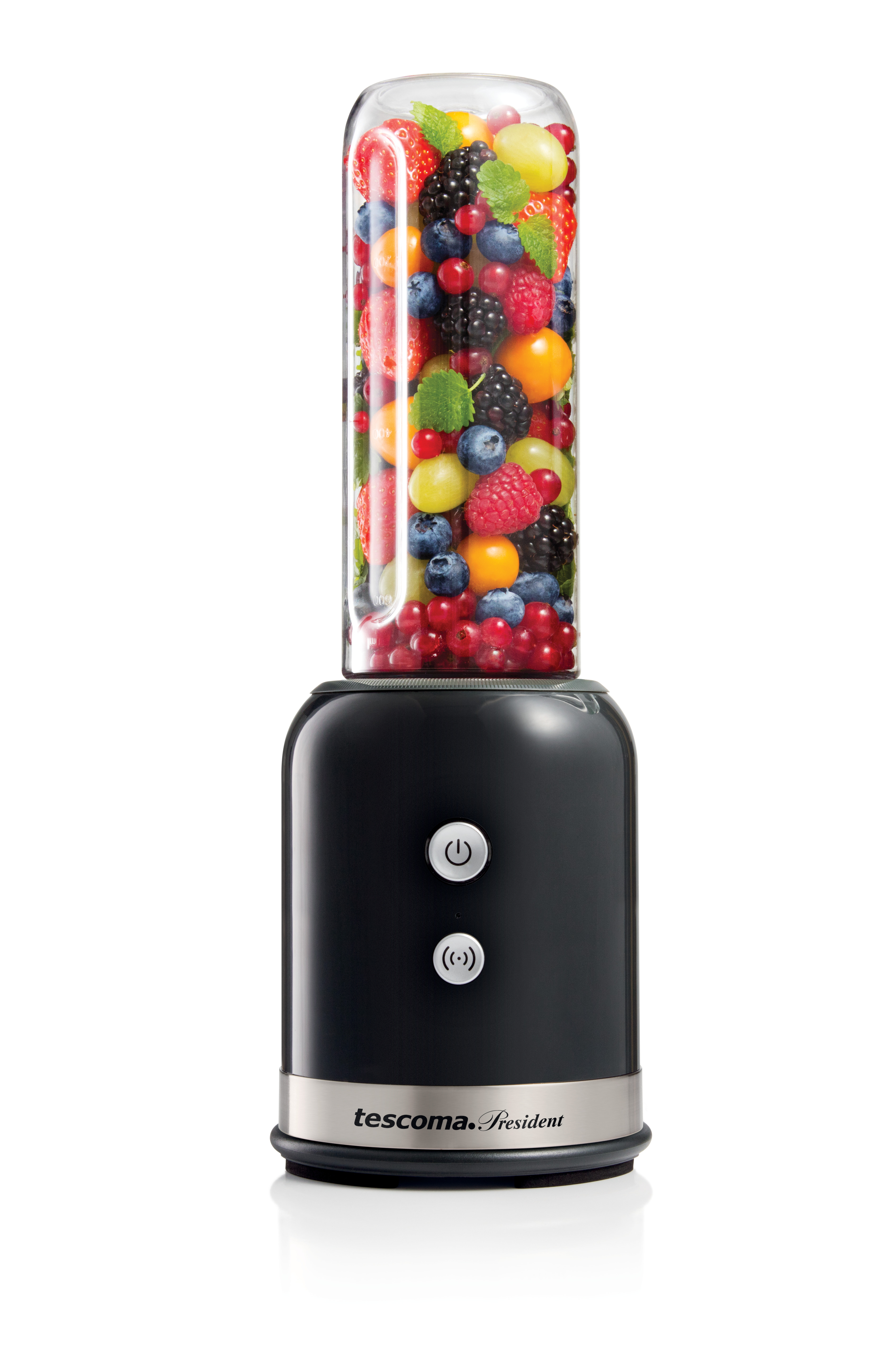 Schwarzer Mixer mit einem Glasbehälter, der mit verschiedenen bunten Früchten gefüllt ist. Weißer Hintergrund.