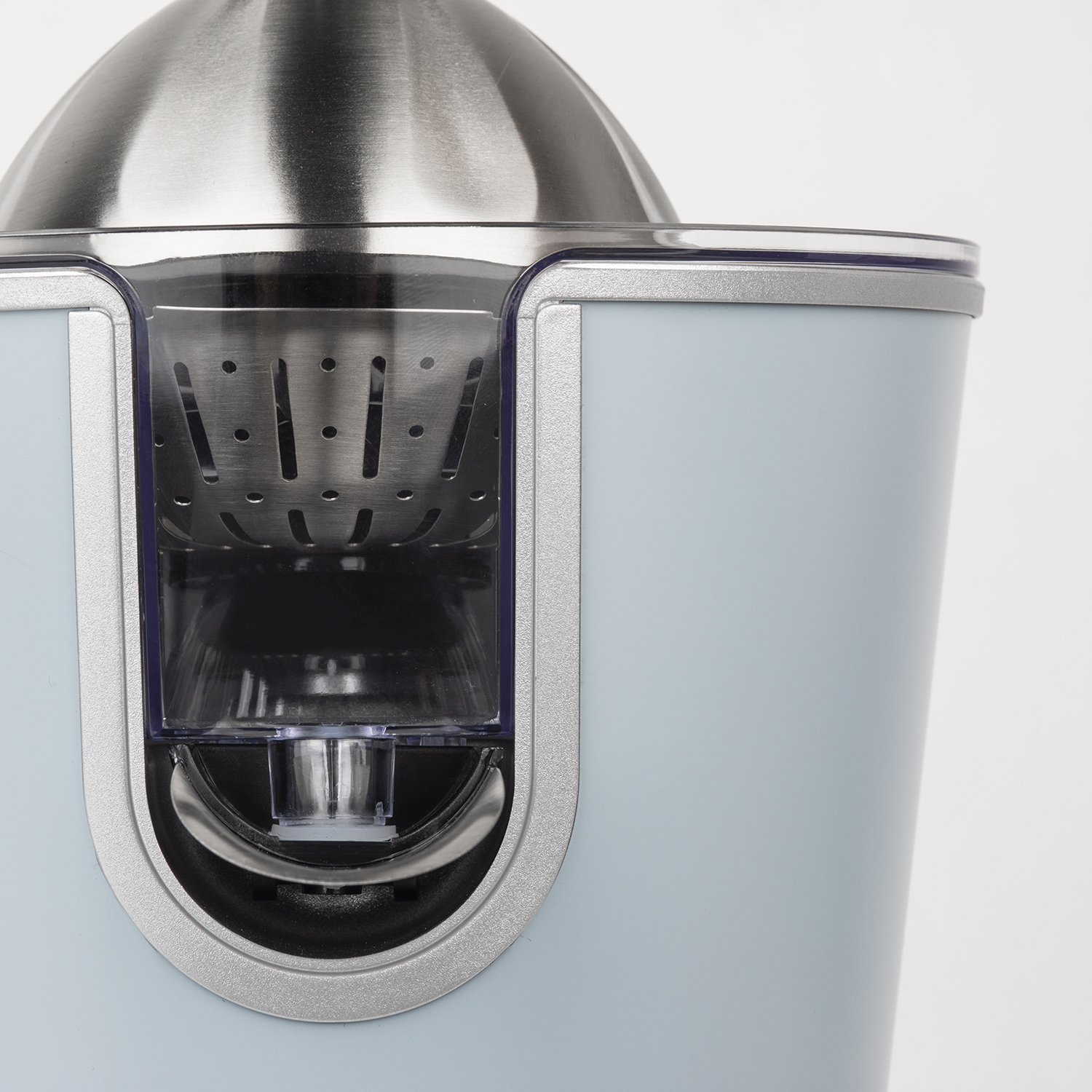 Zbliżenie wyciskarki do cytrusów. Jest jasnoniebieska z metalową górą i przezroczystym obszarem zbierania soku.