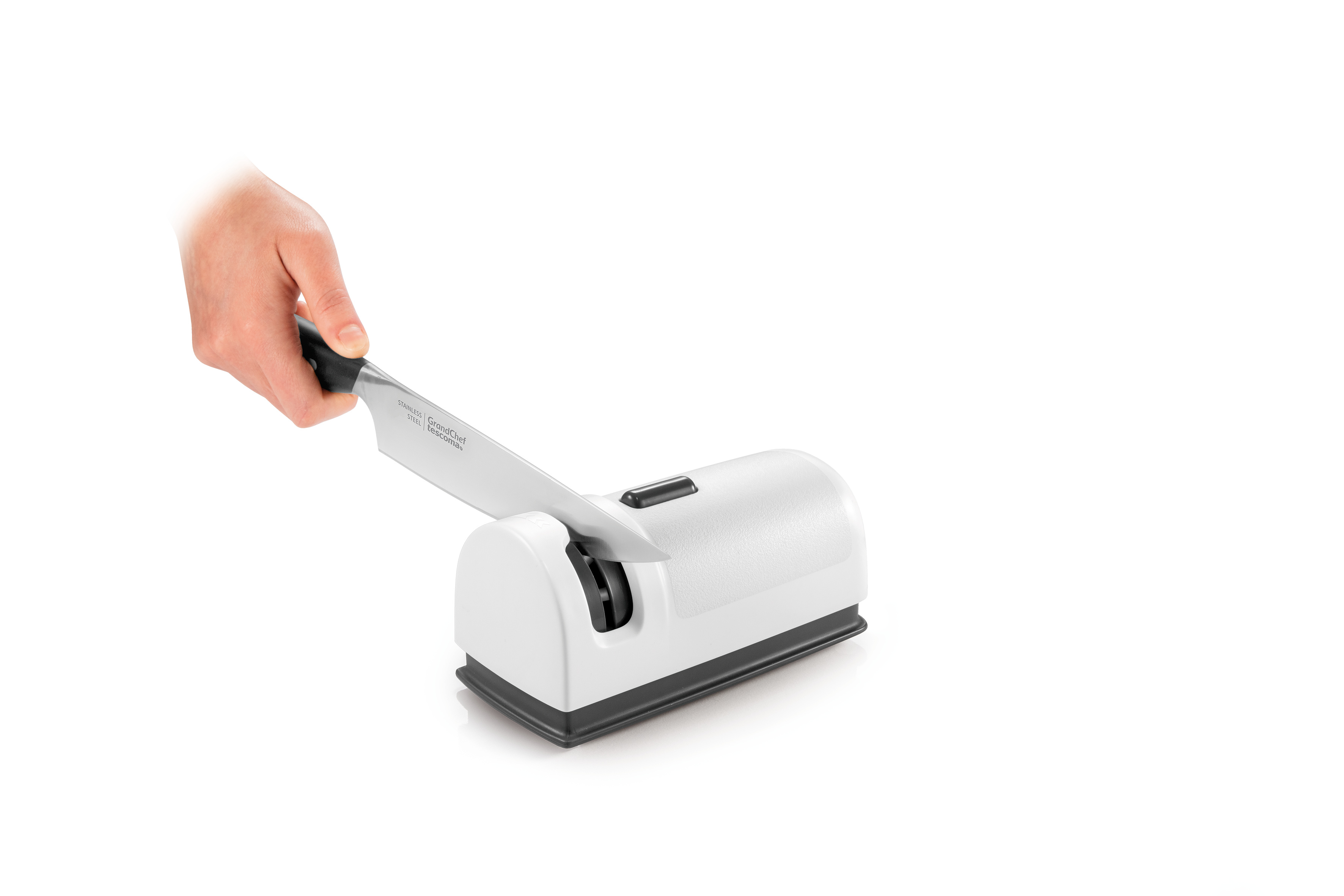 Eine Hand, die ein Messer mit einem weiß-schwarzen Messerschärfer schärft. Weißer Hintergrund.