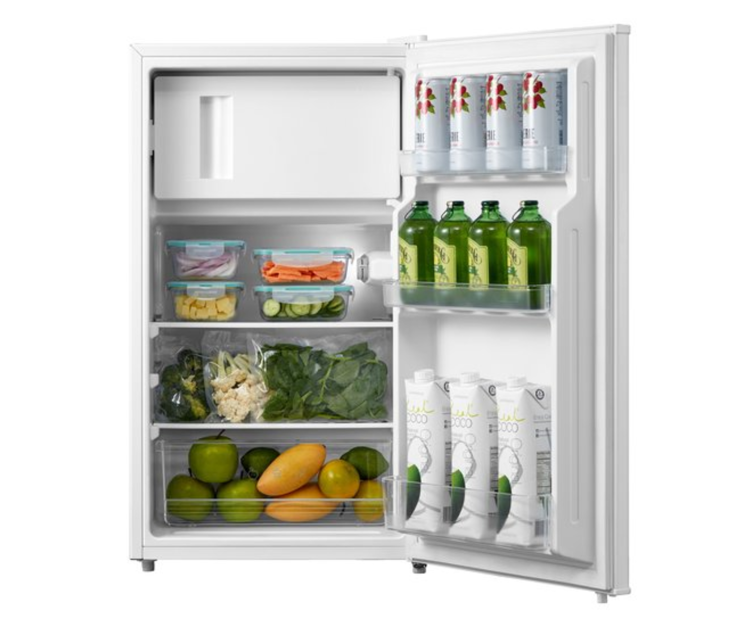 Réfrigérateur ouvert avec aliments : bouteilles, récipients de légumes, fruits.