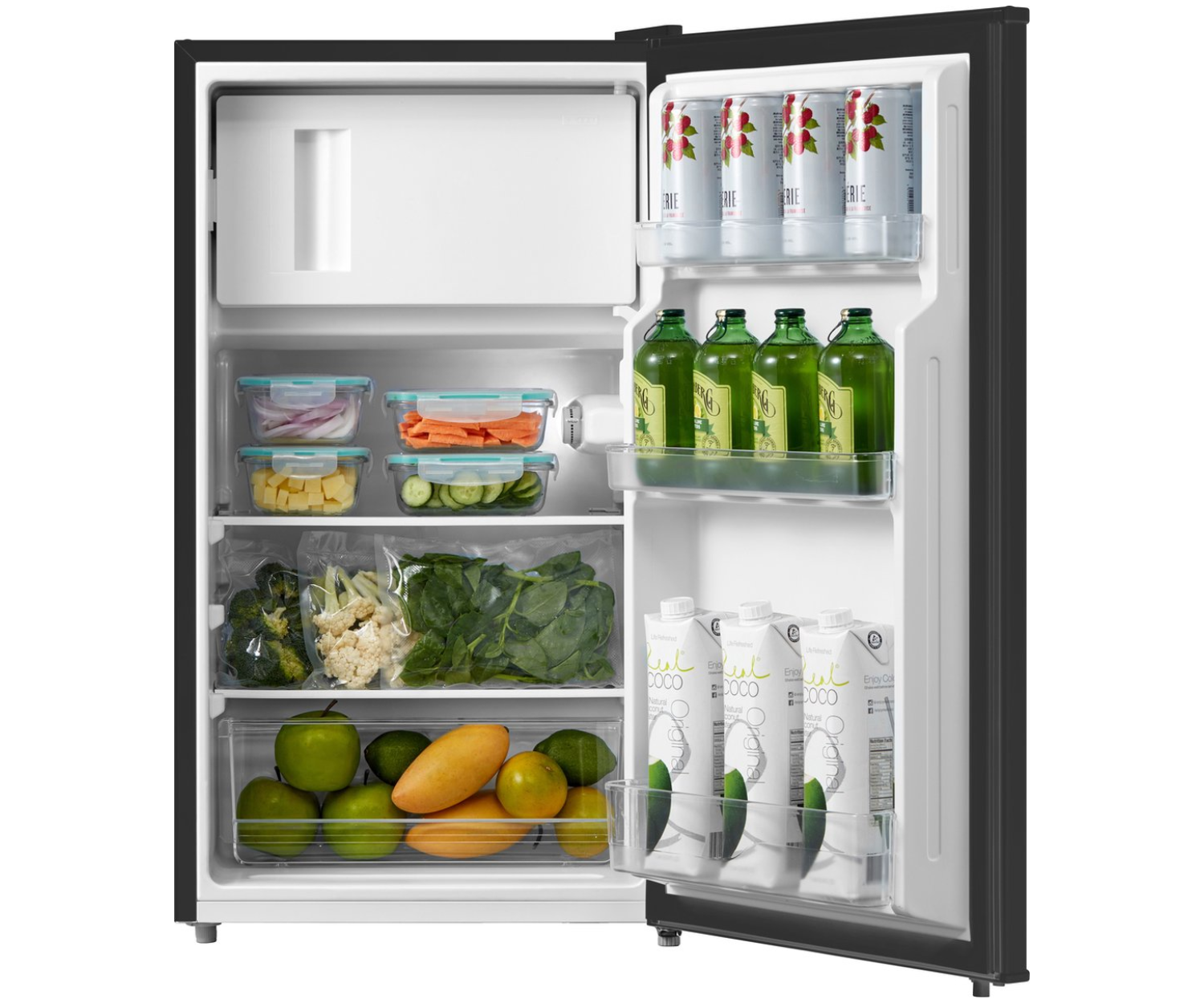 Réfrigérateur ouvert avec boissons, légumes et fruits.