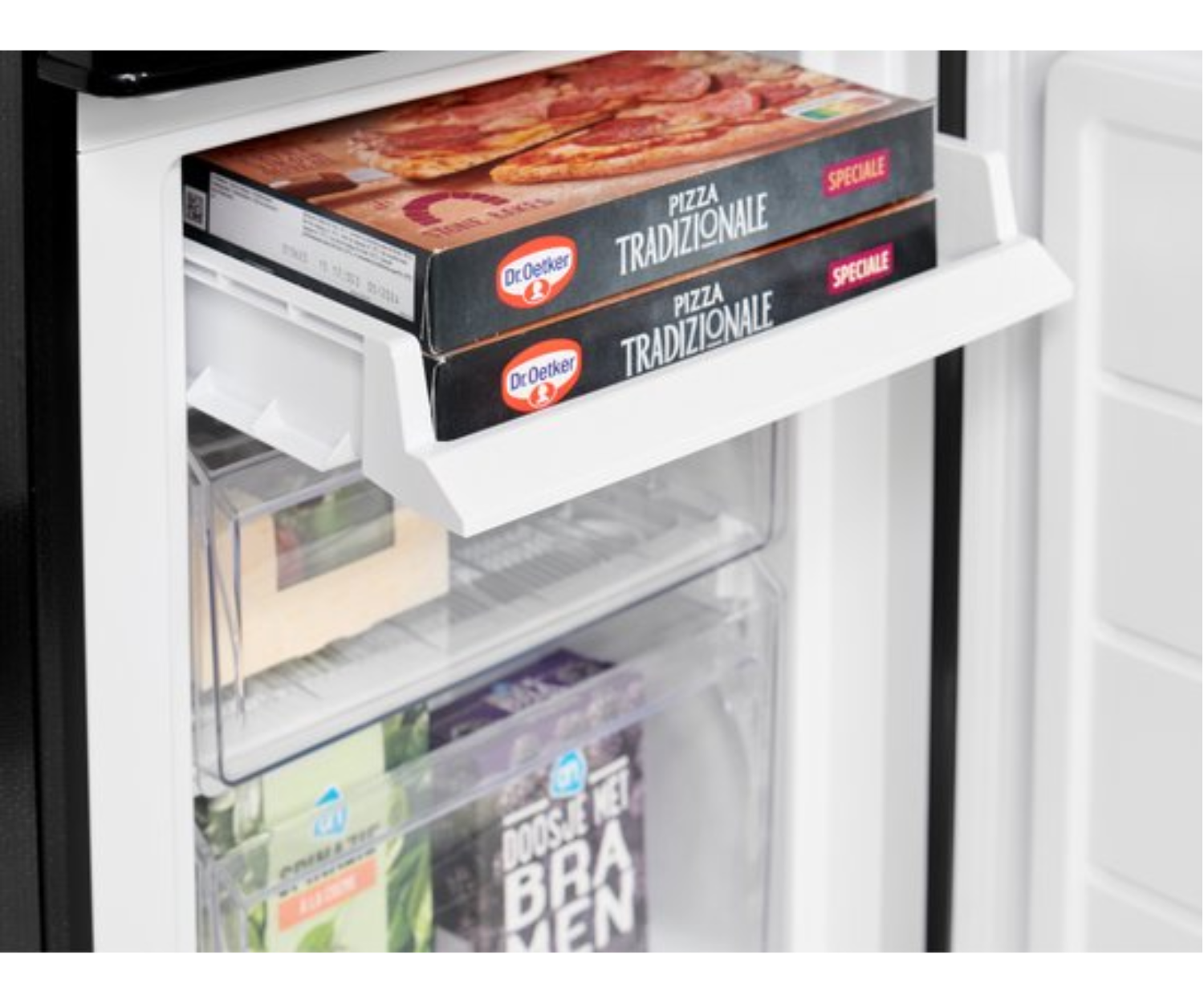 À l'intérieur d'un réfrigérateur, deux boîtes de pizza sur une étagère, autres articles visibles en dessous. Intérieur blanc.