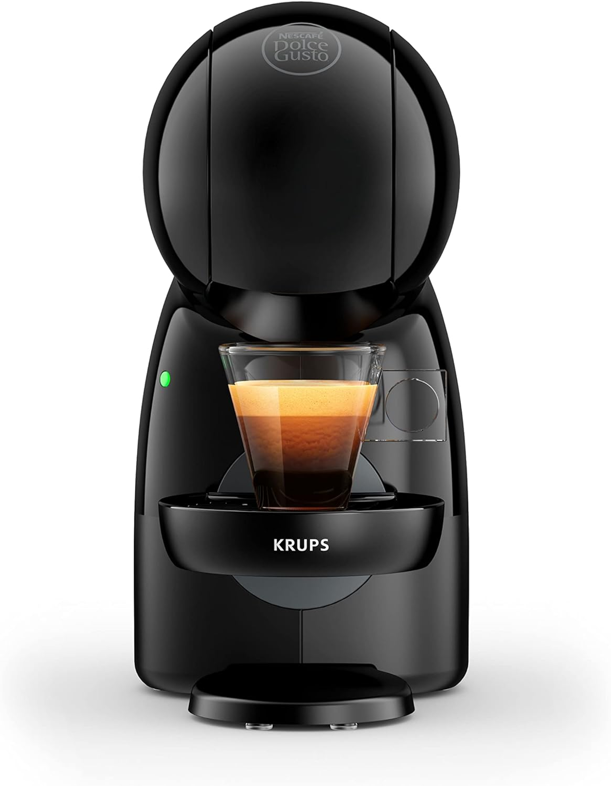 Schwarze Dolce Gusto Kaffeemaschine mit einem Glas Kaffee vor weißem Hintergrund.
