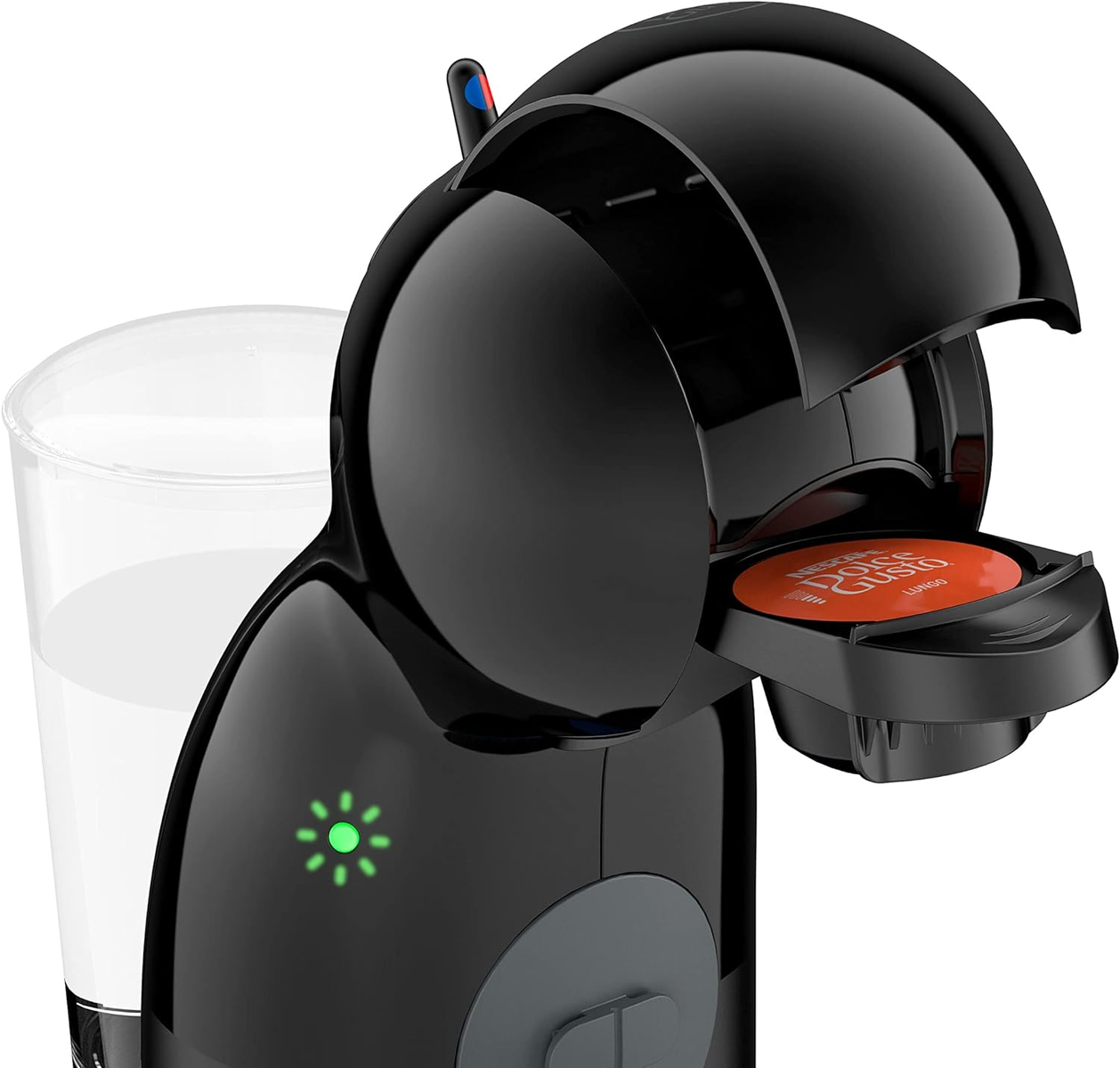 Schwarze Kaffeemaschine mit einem Glas Wasser und einer Kapsel.
