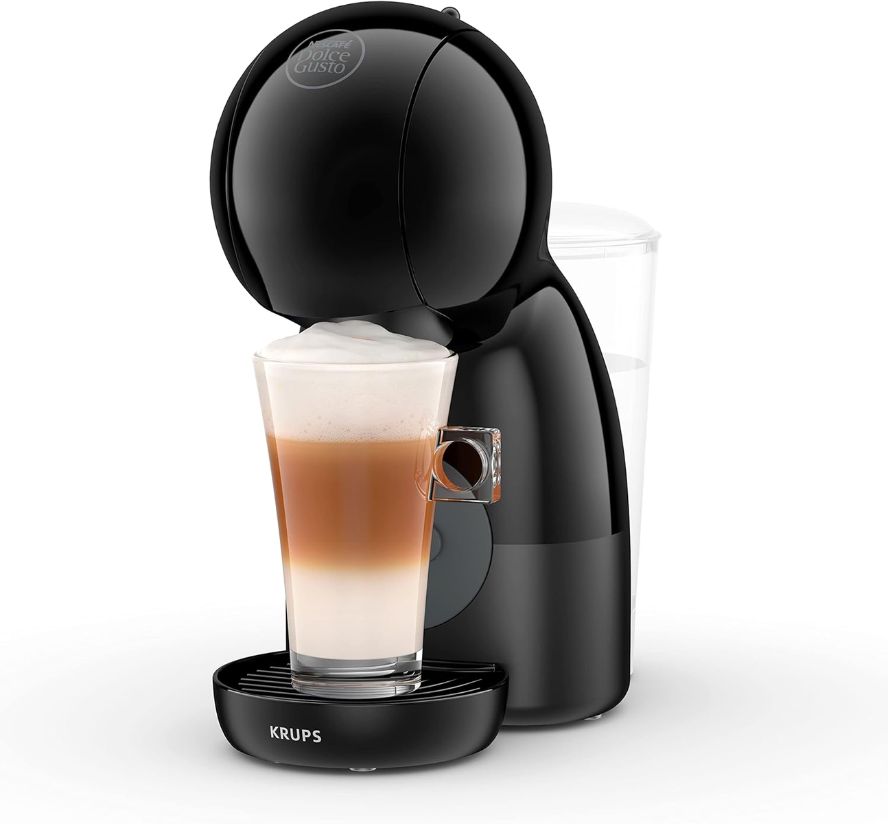 Eine schwarze Kaffeemaschine mit einem Glas Latte Macchiato neben einem Wasserbehälter.
