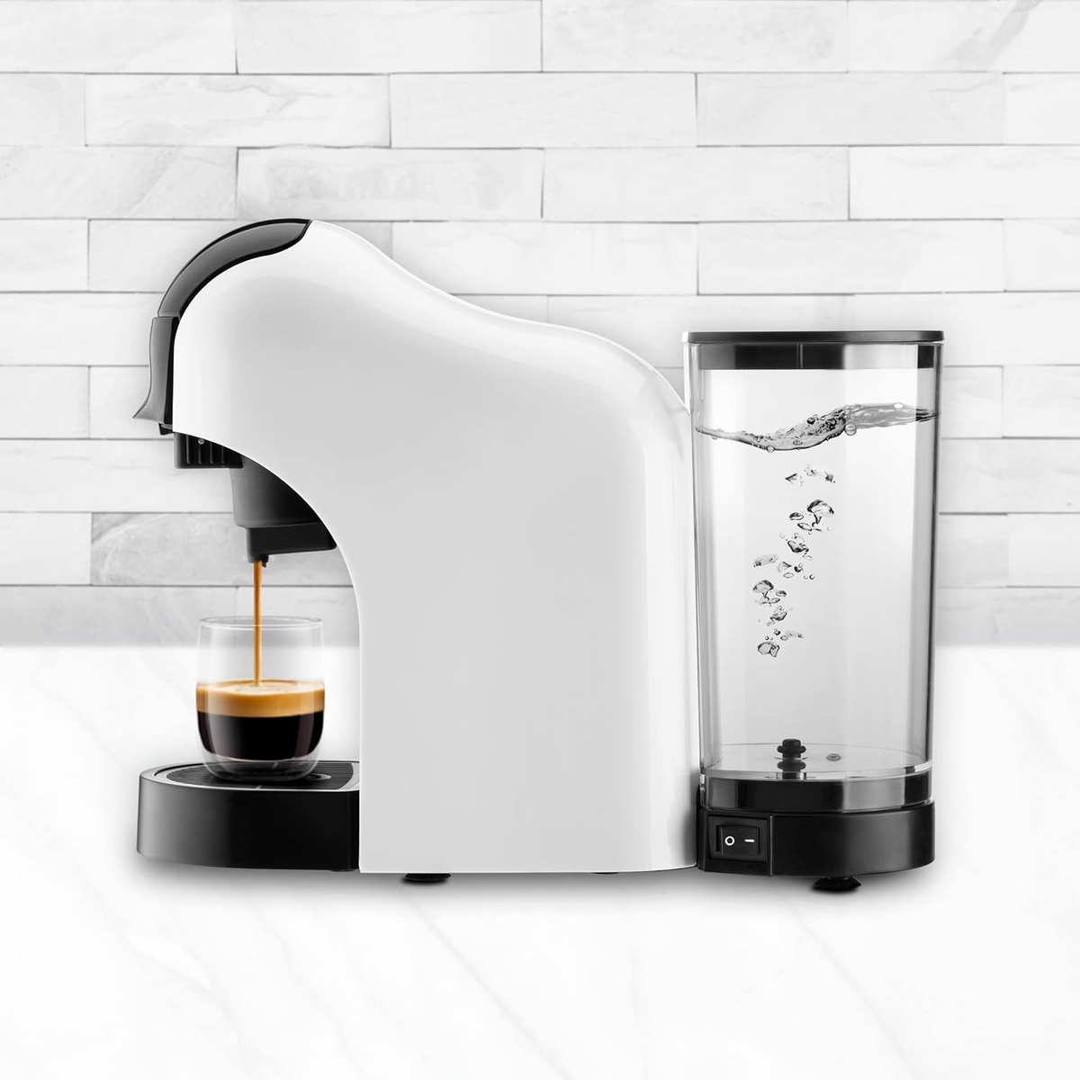 Macchina da caffè bianca con un bicchiere di espresso e un contenitore d'acqua.