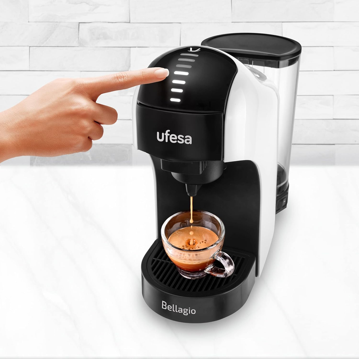 Macchina da caffè Ufesa bianca e nera, mano che tocca un pulsante, caffè che cola.