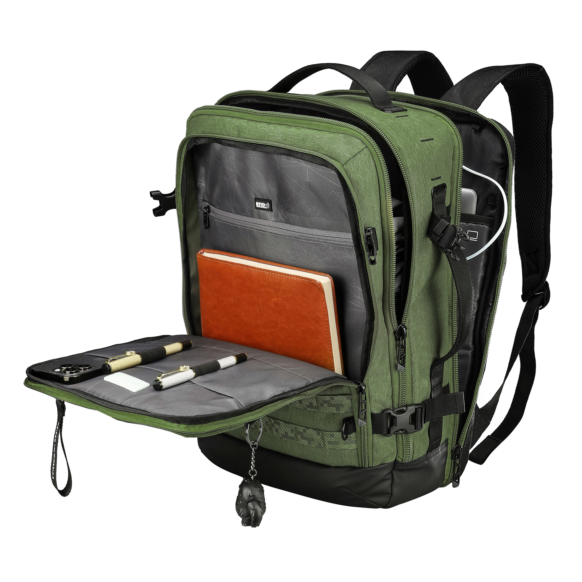 Zaino verde con più scomparti aperti. Un laptop, un taccuino, penne e altri oggetti sono visibili.