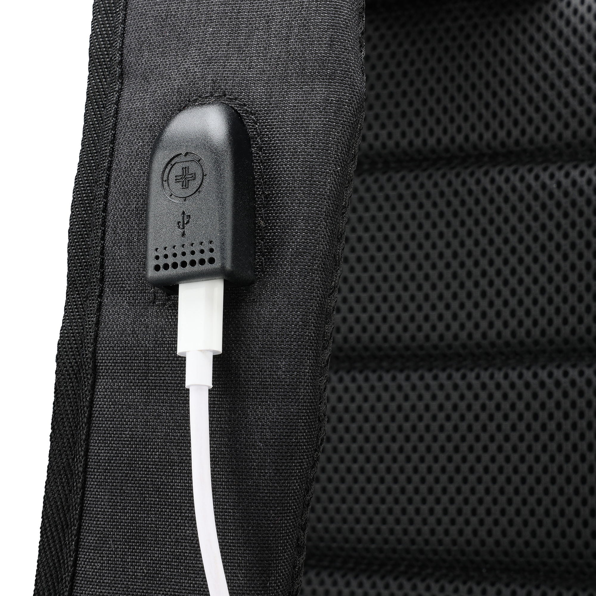 Primo piano di uno zaino nero con porta di ricarica USB-A bianca e cavo di ricarica bianco.