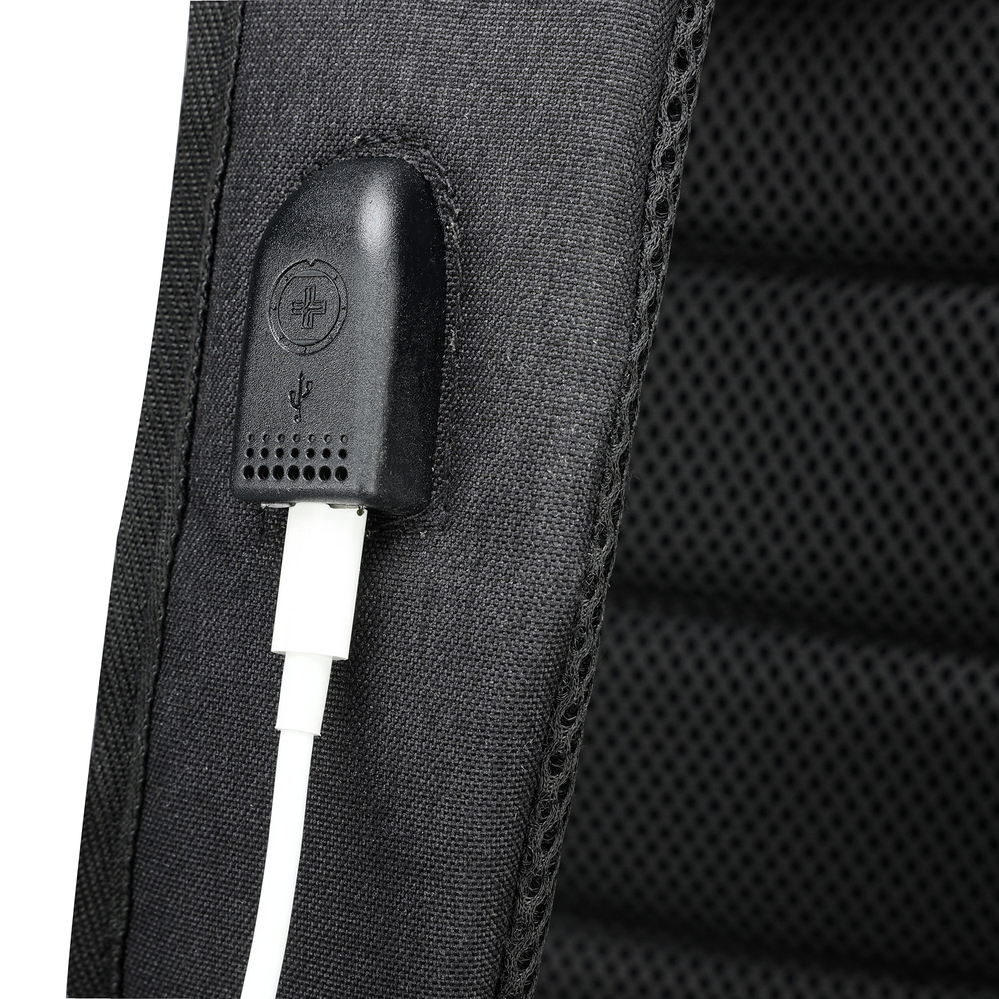 Dettaglio zaino nero con porta di ricarica USB e cavo bianco. Pannello posteriore in rete. Primo piano.