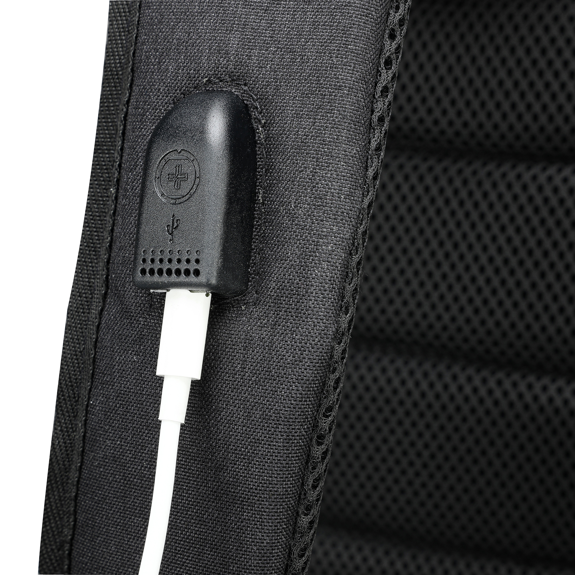 Primo piano di uno zaino nero con porta USB e cavo bianco collegato.