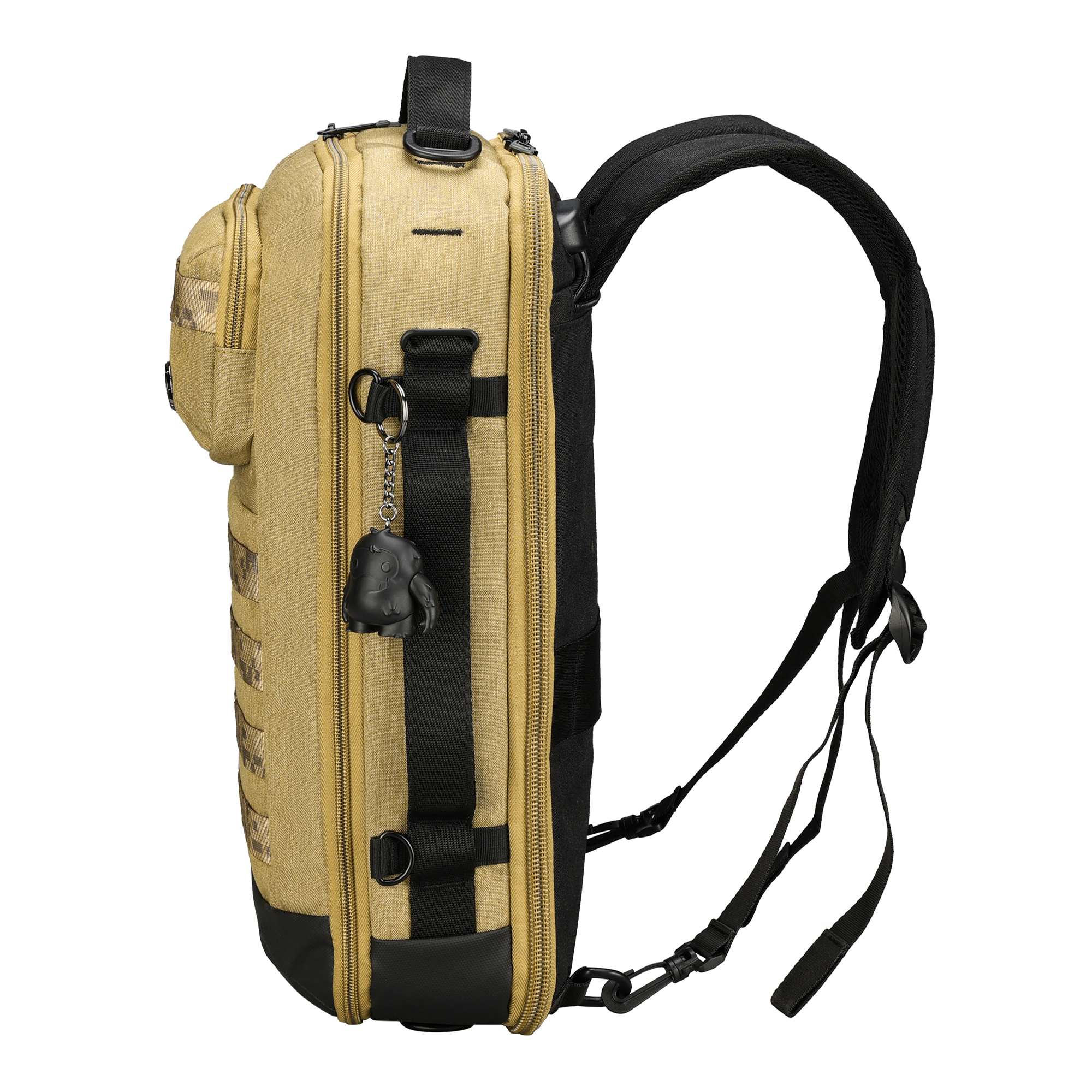 Zaino beige con cinghie nere e una piccola tasca. Una figura nera appesa al lato.