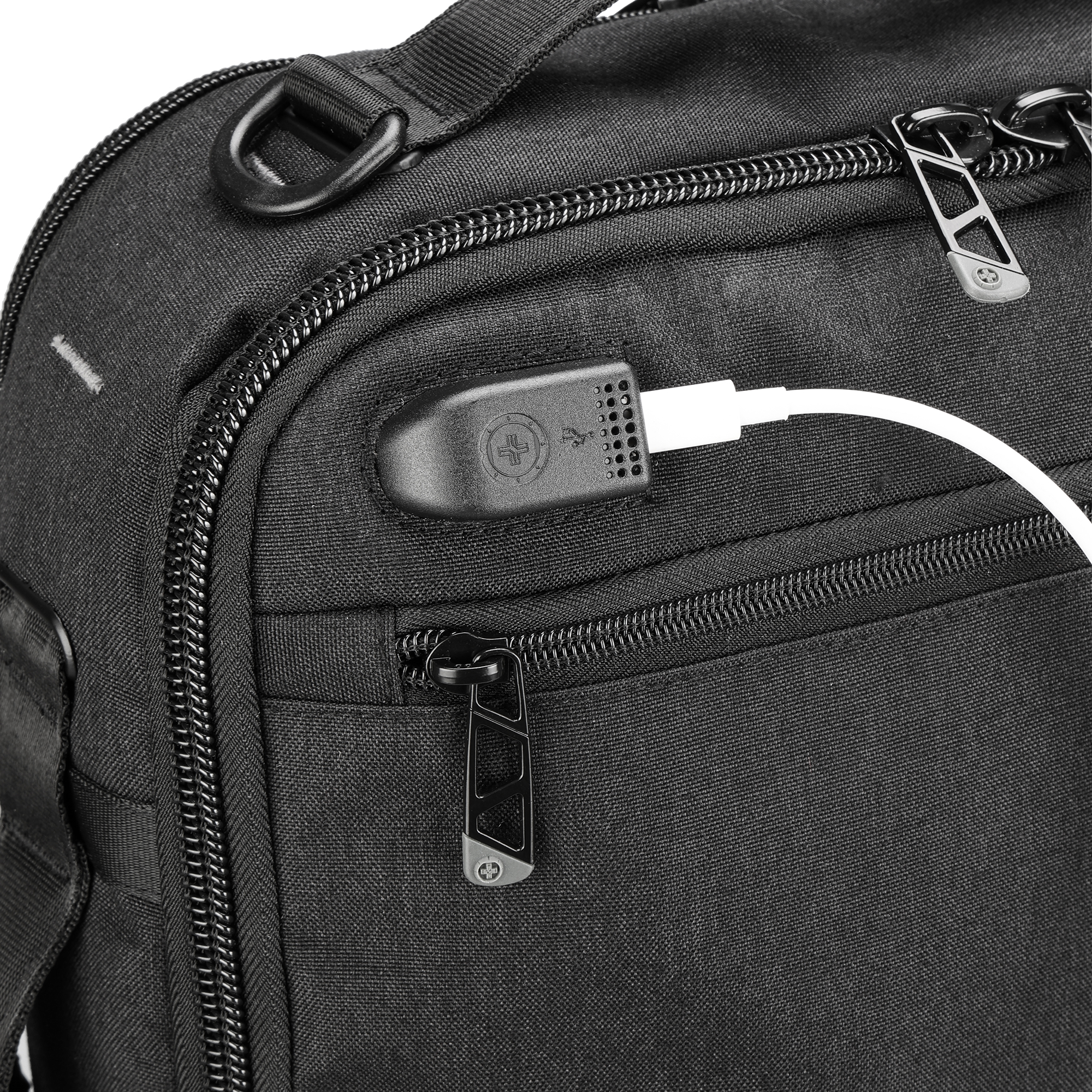 Borsa nera con caricatore e cavo di ricarica. La borsa ha cerniere e una porta di ricarica USB esterna.