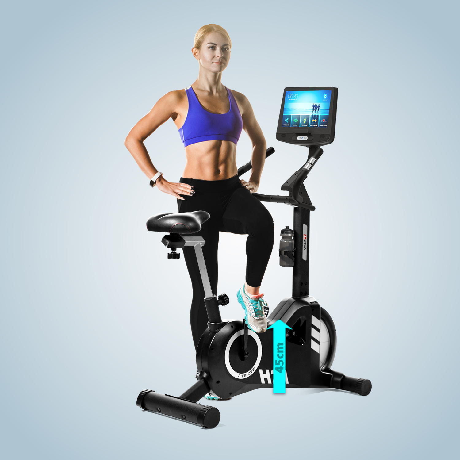 Frau auf einem Heimtrainer. Sie trägt Sport-BH und Leggings. Fahrrad hat Digitalanzeige. Pfeil zeigt Höhe.