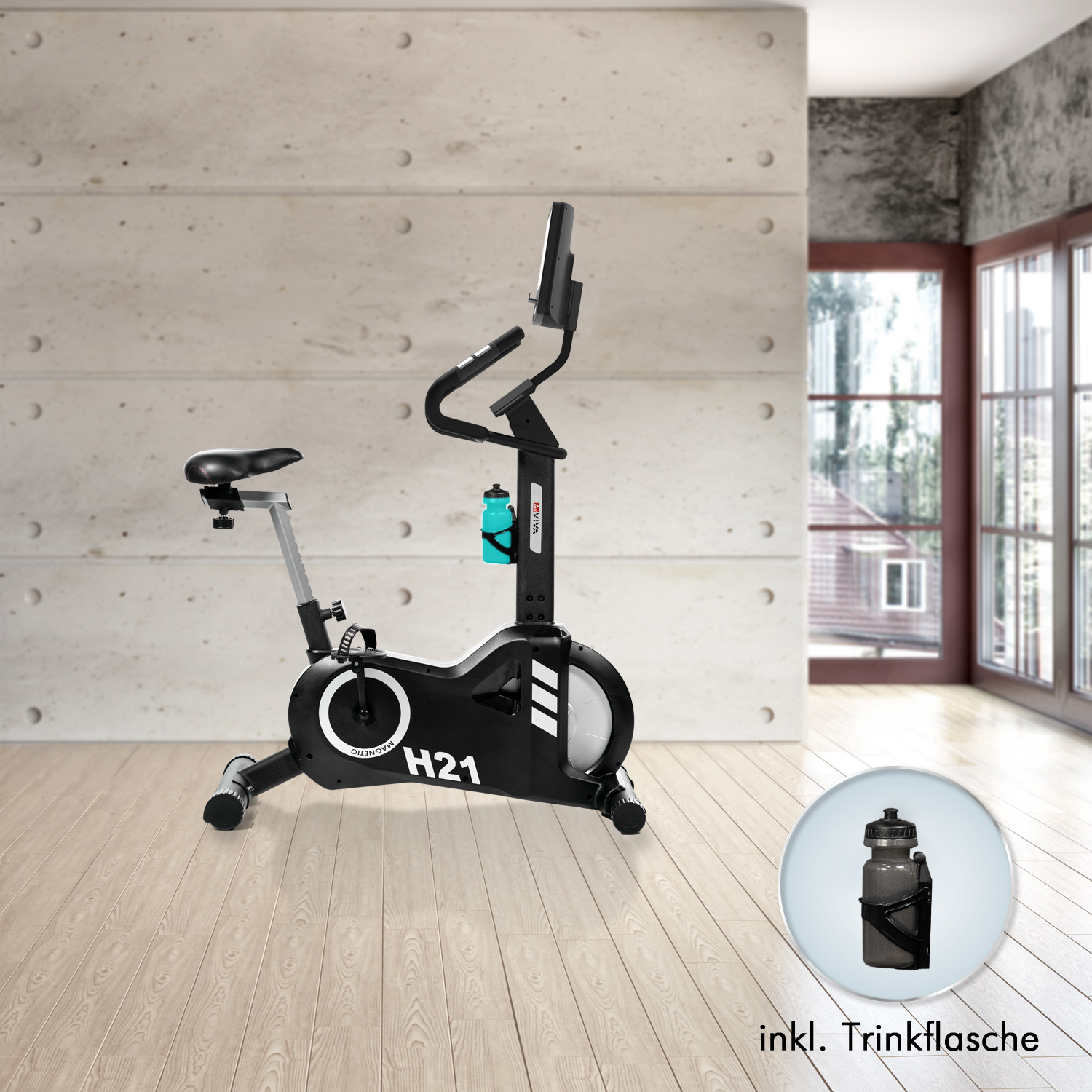 Schwarzes stationäres Trainingsrad in einem Raum. Eine Wasserflasche befindet sich in einem Halter am Fahrrad.