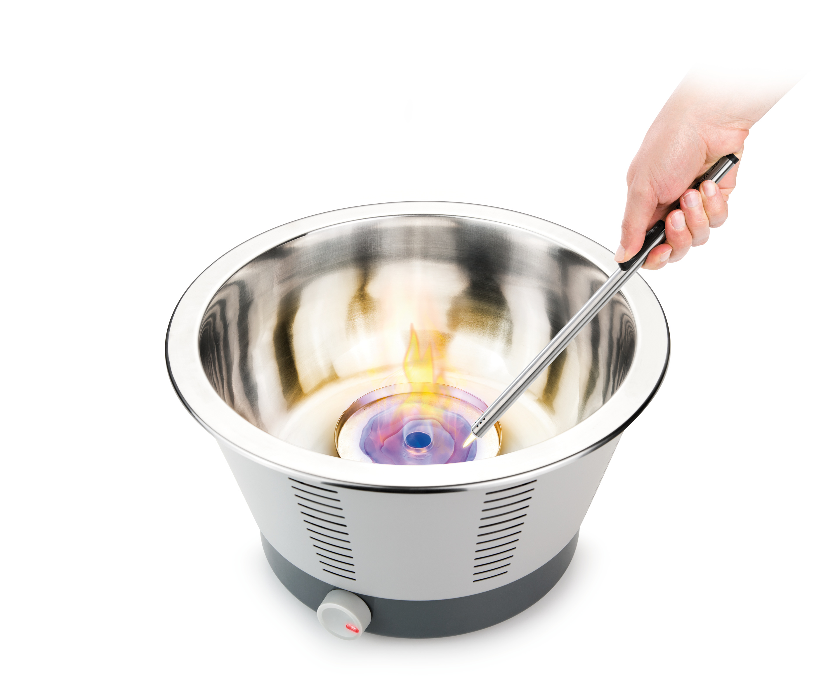 Ein silbernes Kochgerät mit einer brennenden Flamme in der Mitte und einer Hand, die ein Feuerzeug hält.