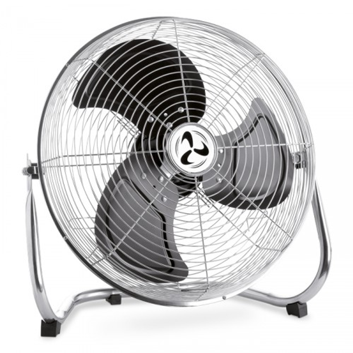 Un ventilatore argentato con una rete metallica e tre pale. Il ventilatore è su sfondo bianco.