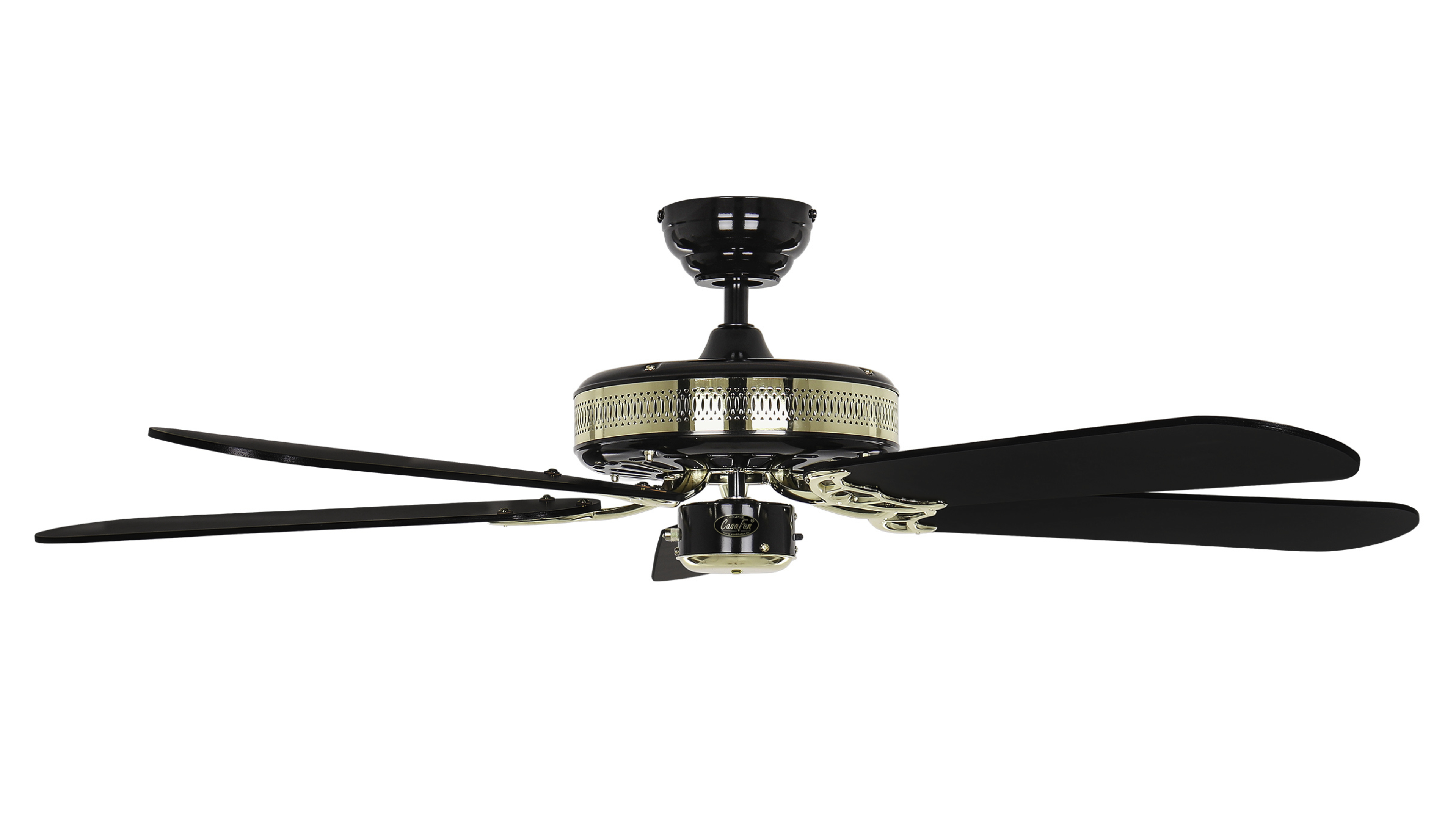 Un ventilatore a soffitto con pale nere, dettagli dorati. Nero e oro. Soffitto bianco. Vista frontale.