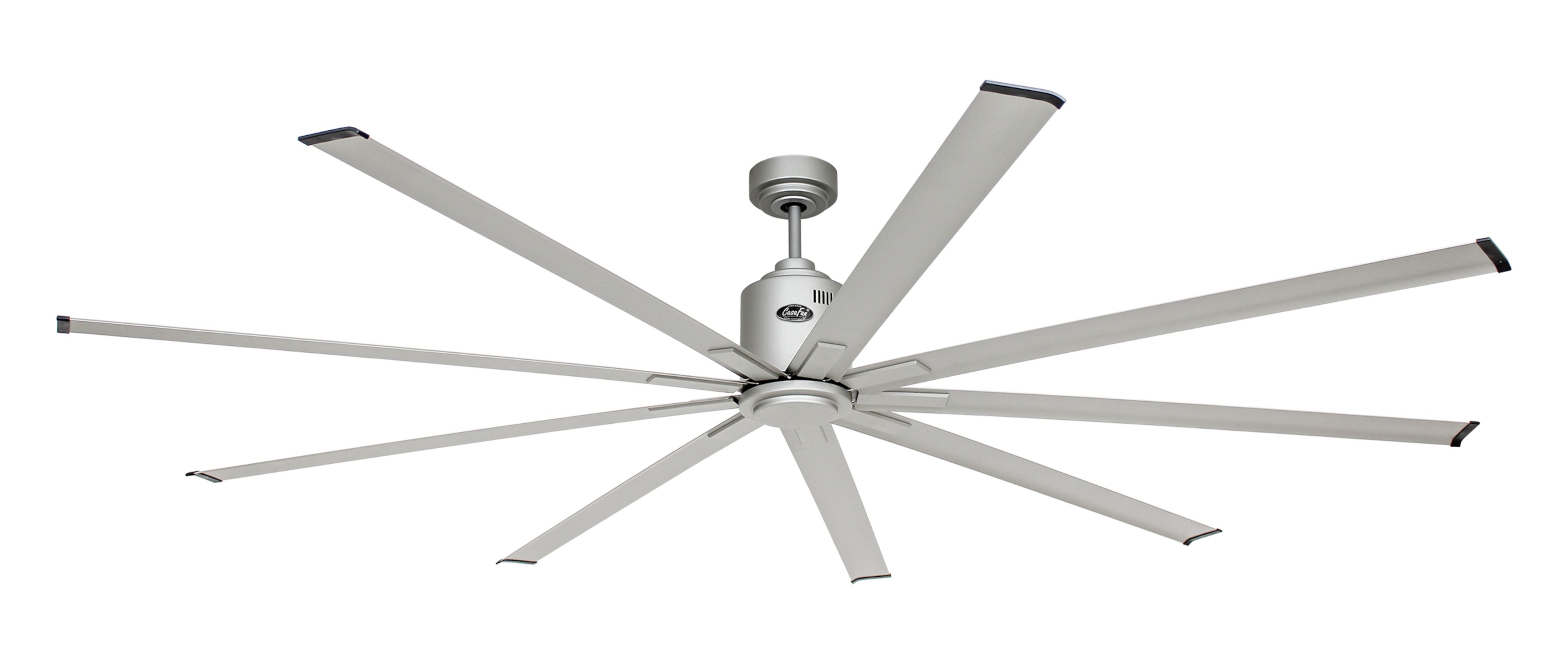 L'immagine mostra un grande ventilatore da soffitto argentato con molte pale su sfondo bianco.