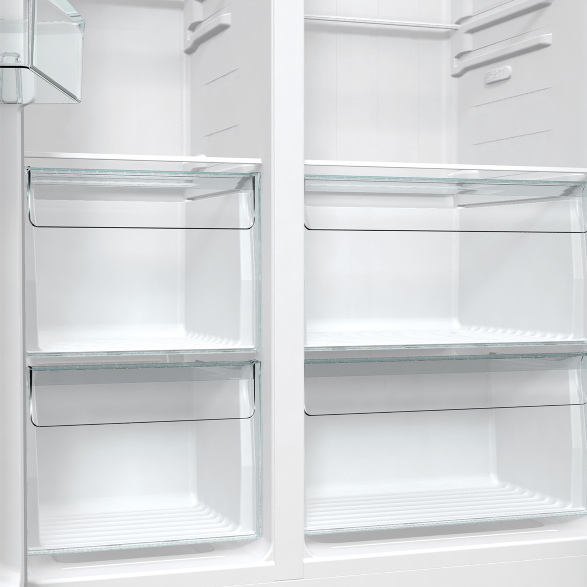 Innenansicht eines Kühlschranks mit leeren Regalen und Schubladen. Glasböden und weißes Interieur.