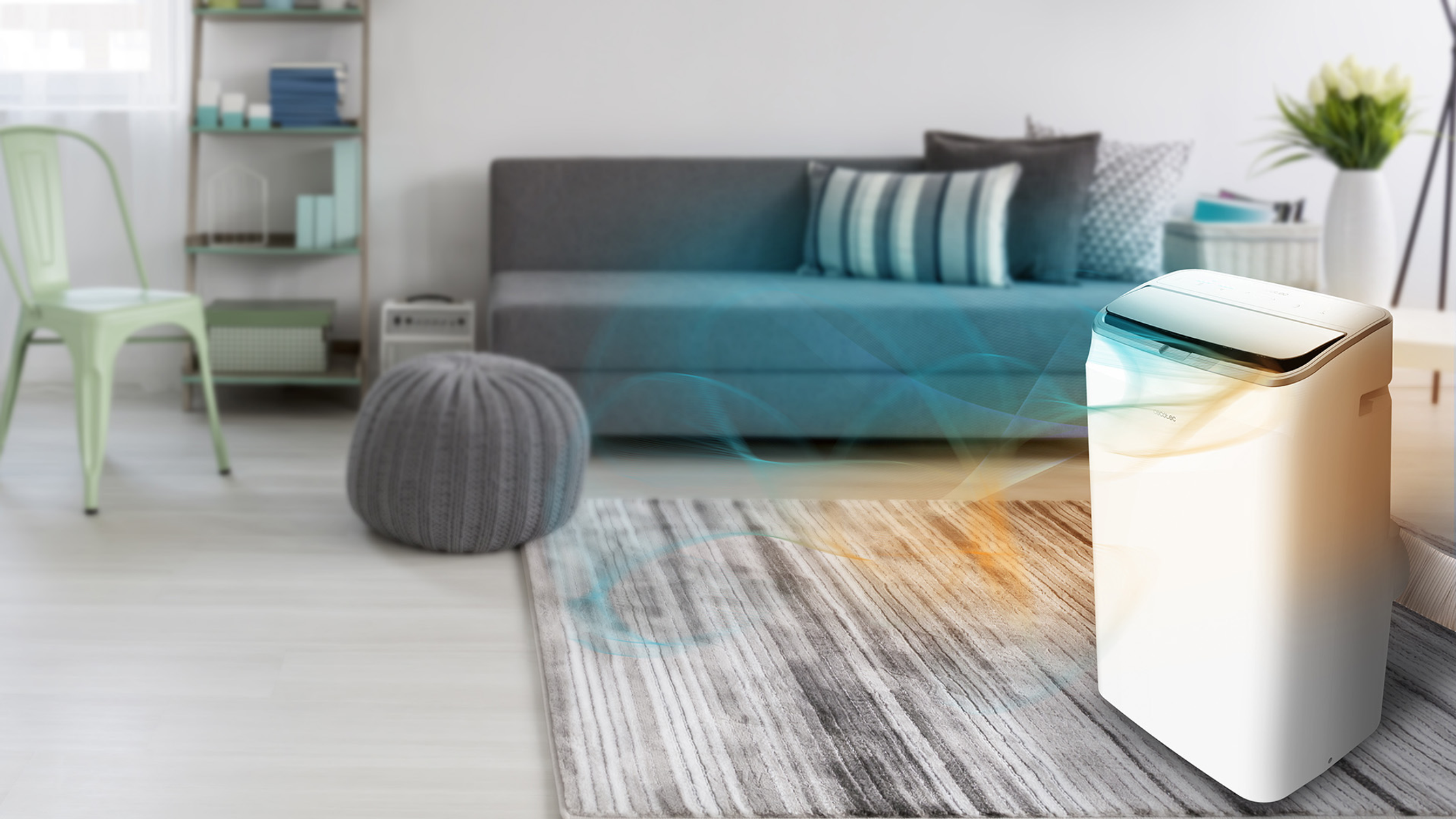 Salon z białą klimatyzacją. Sofa, dywan i roślina.