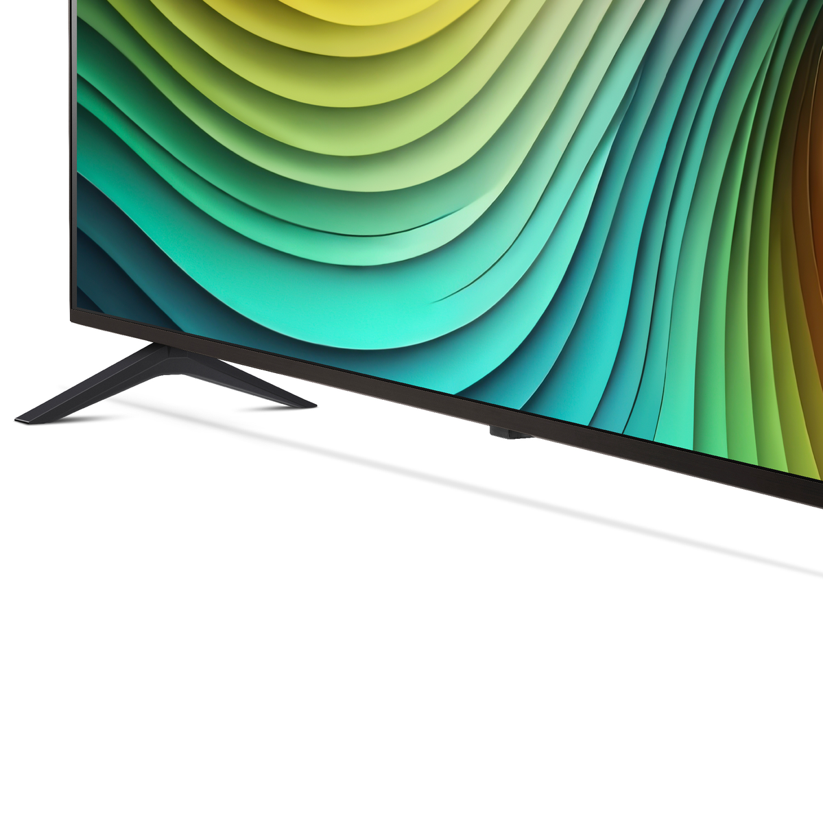 Telewizor z kolorowym, falistym obrazem na ekranie, z czarnymi nogami na białym tle.