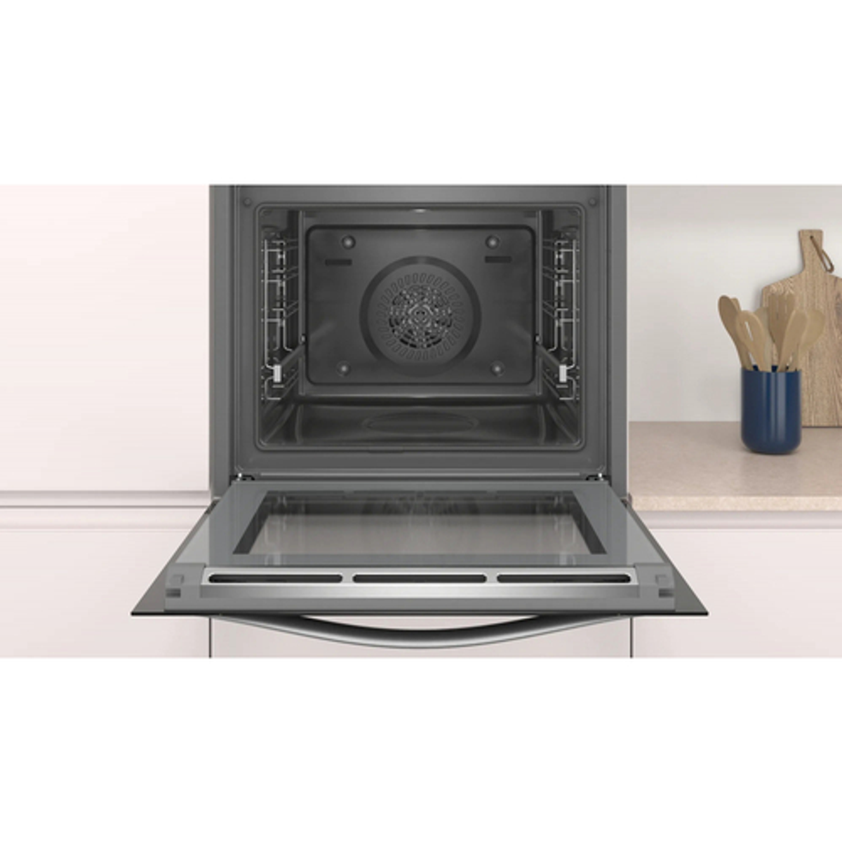 Interior del horno con puerta de cristal abierta y luz dentro.
